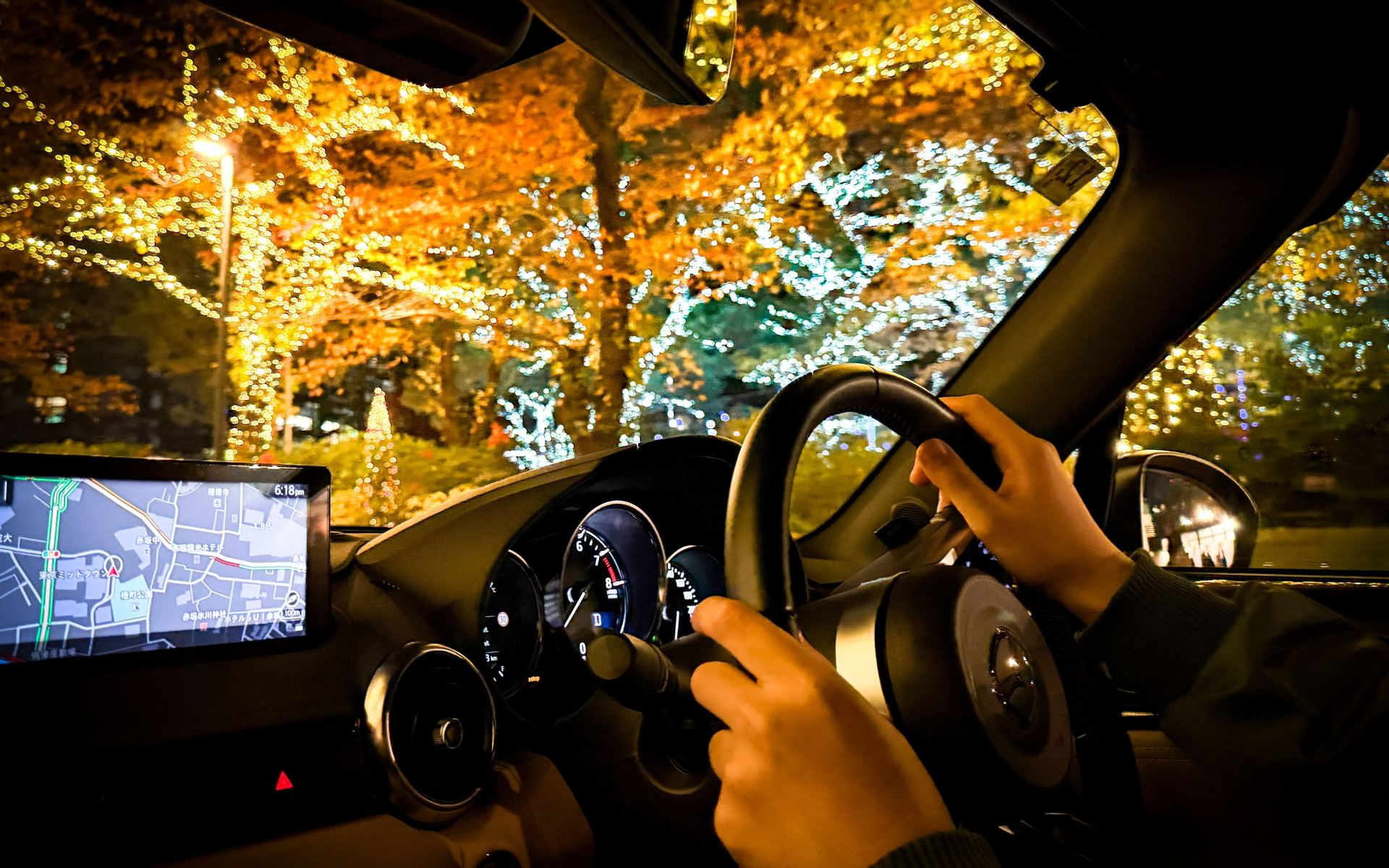 イルミネーションでライトアップされた街中のドライブを楽しめる