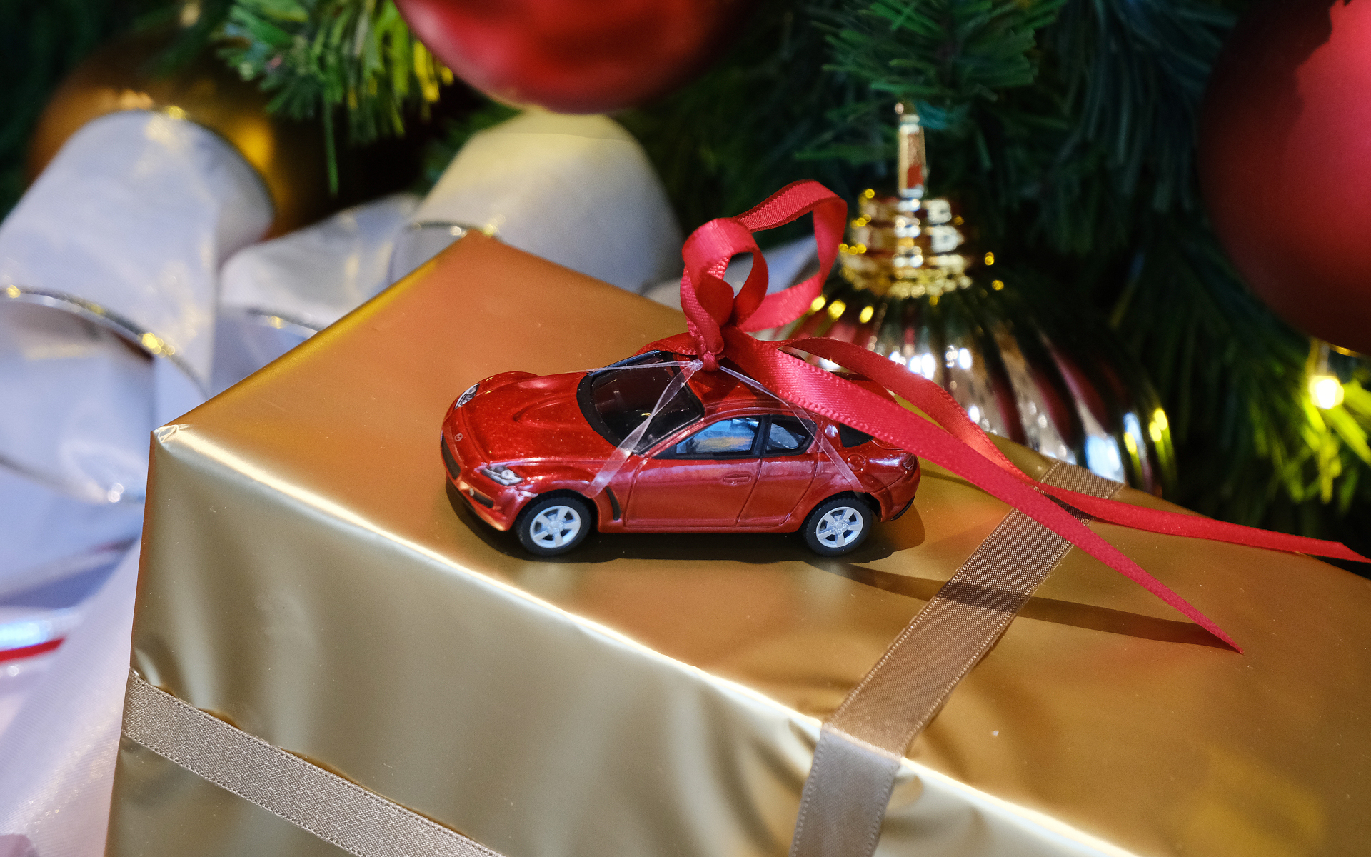 クリスマスツリーには、マツダにゆかりのあるオーナメントをこっそりと飾る