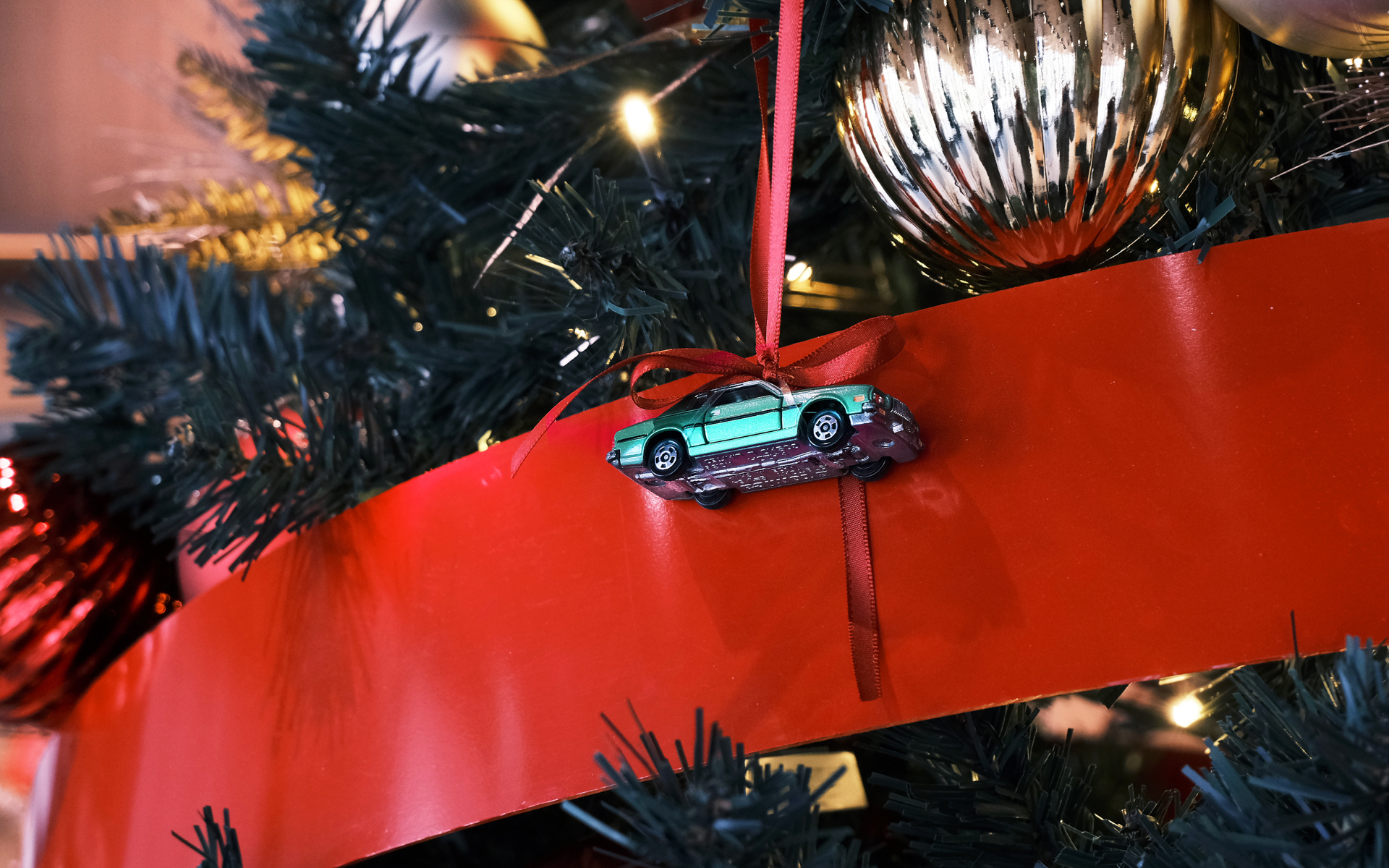 クリスマスツリーには、マツダにゆかりのあるオーナメントをこっそりと飾る