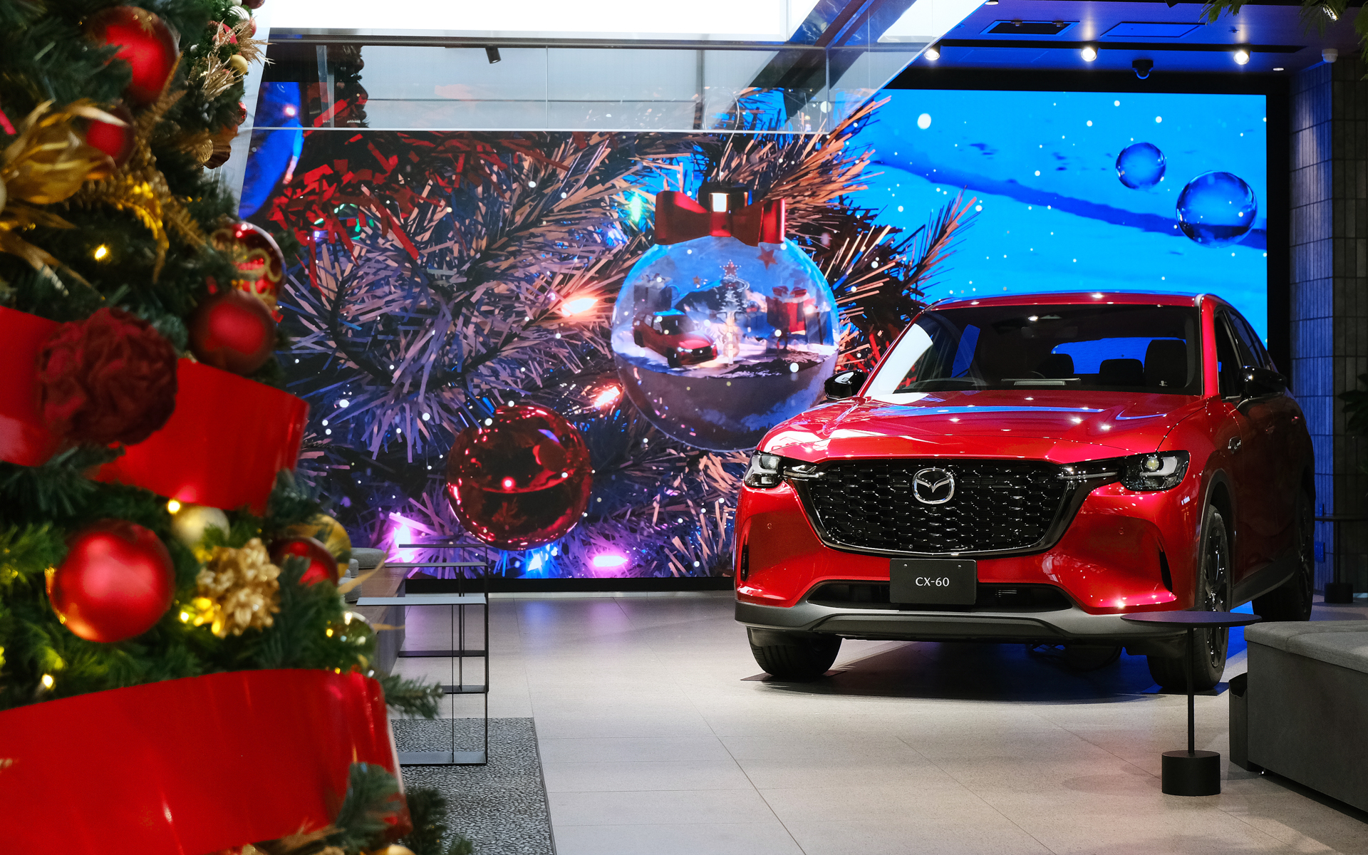 MAZDA TRANS AOYAMAの店内はクリスマスムードに装飾