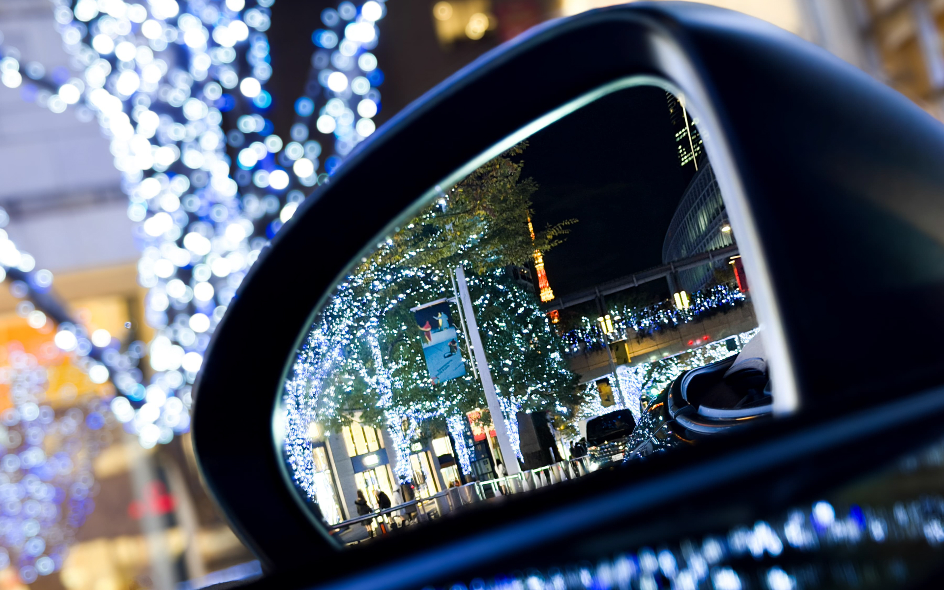 イルミネーションでライトアップされた街中のドライブを楽しめる