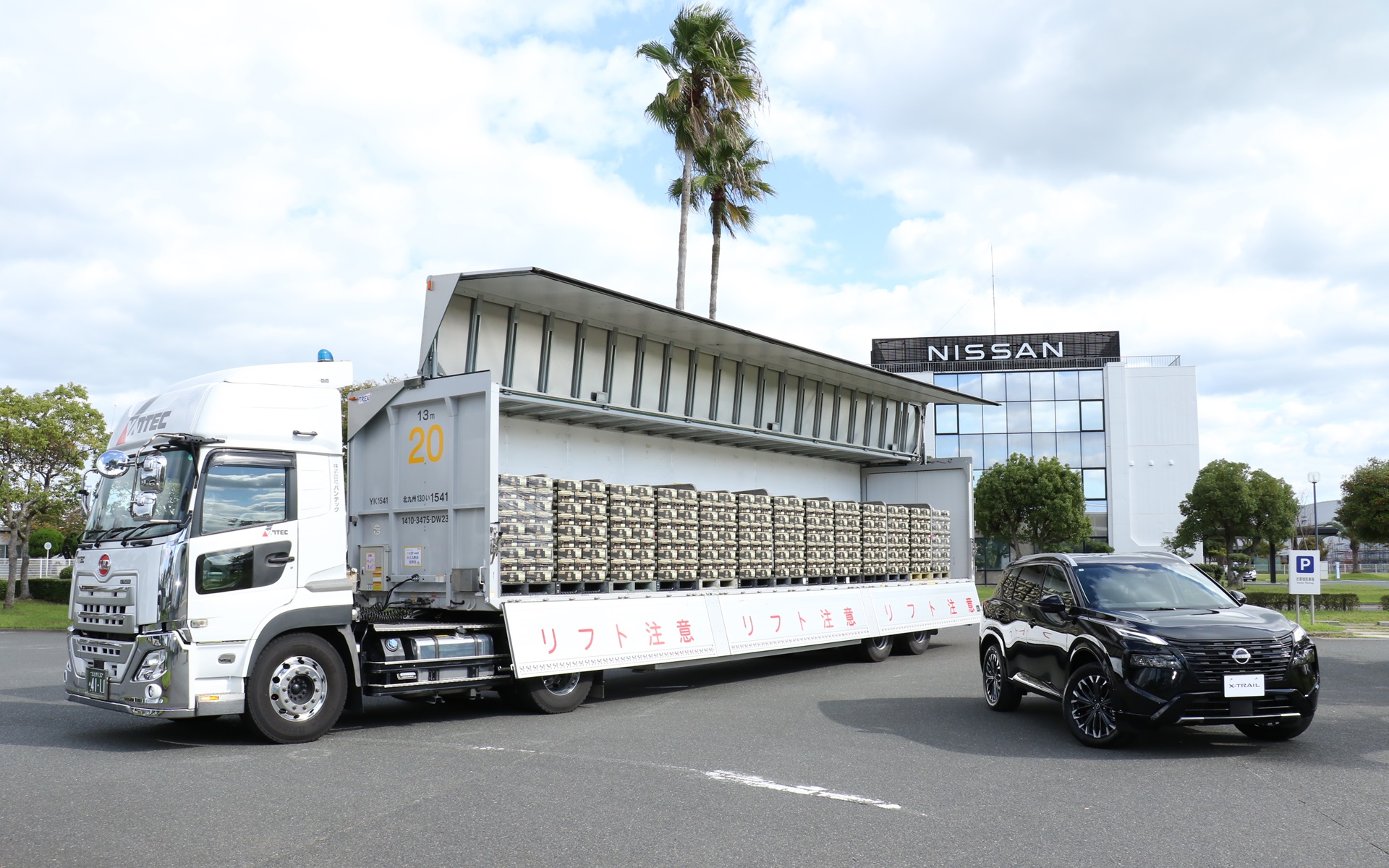 日産の自動車部品を運ぶトラックにサッポロビールを搭載した様子