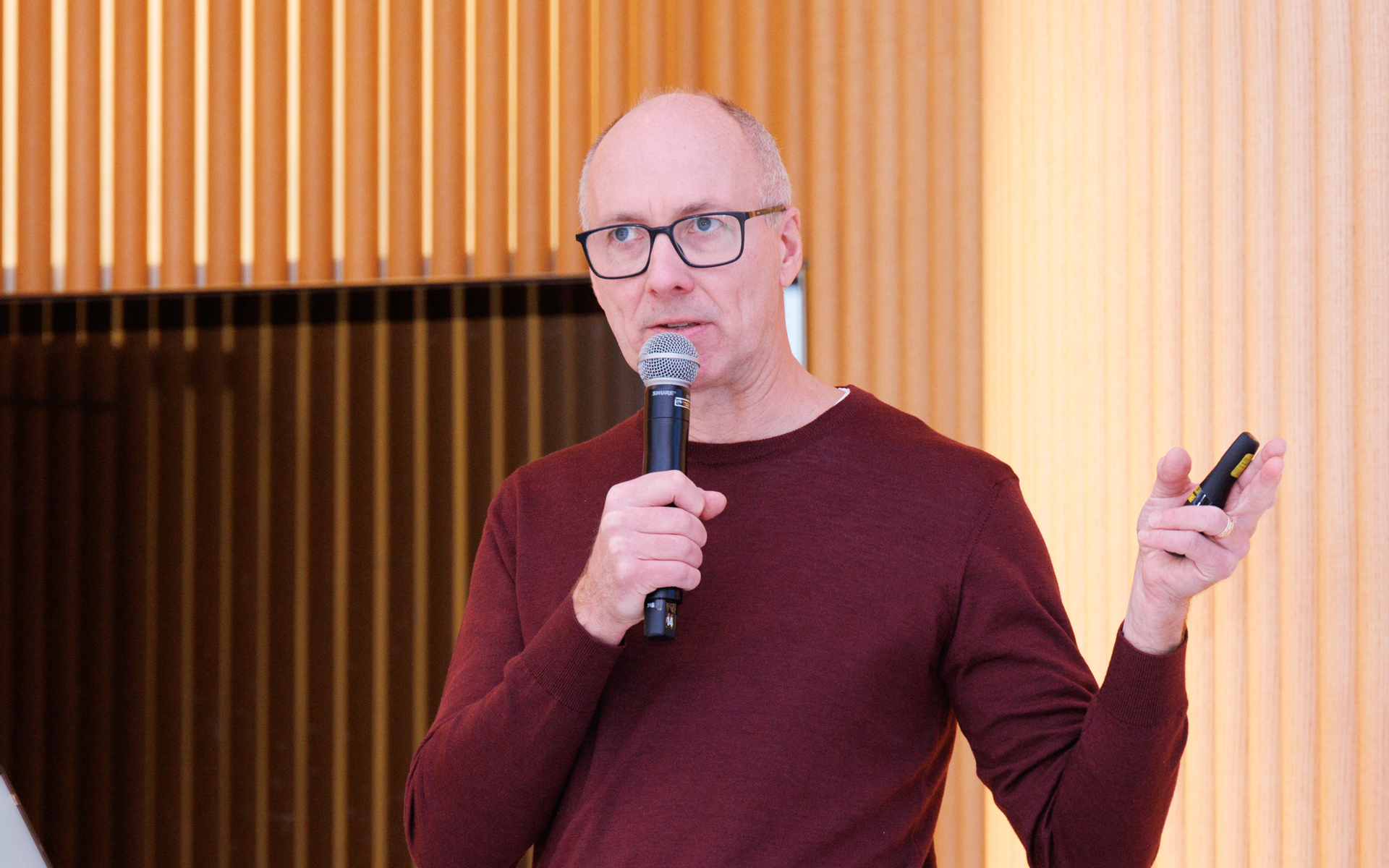 「シニアドライバーが安全に運転するための10のポイント」を提言するトーマス・ブロバーグ氏