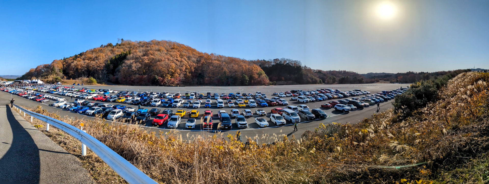 会場のオーナーズミーティング駐車場には400台以上が集まり交流を楽しんでいた