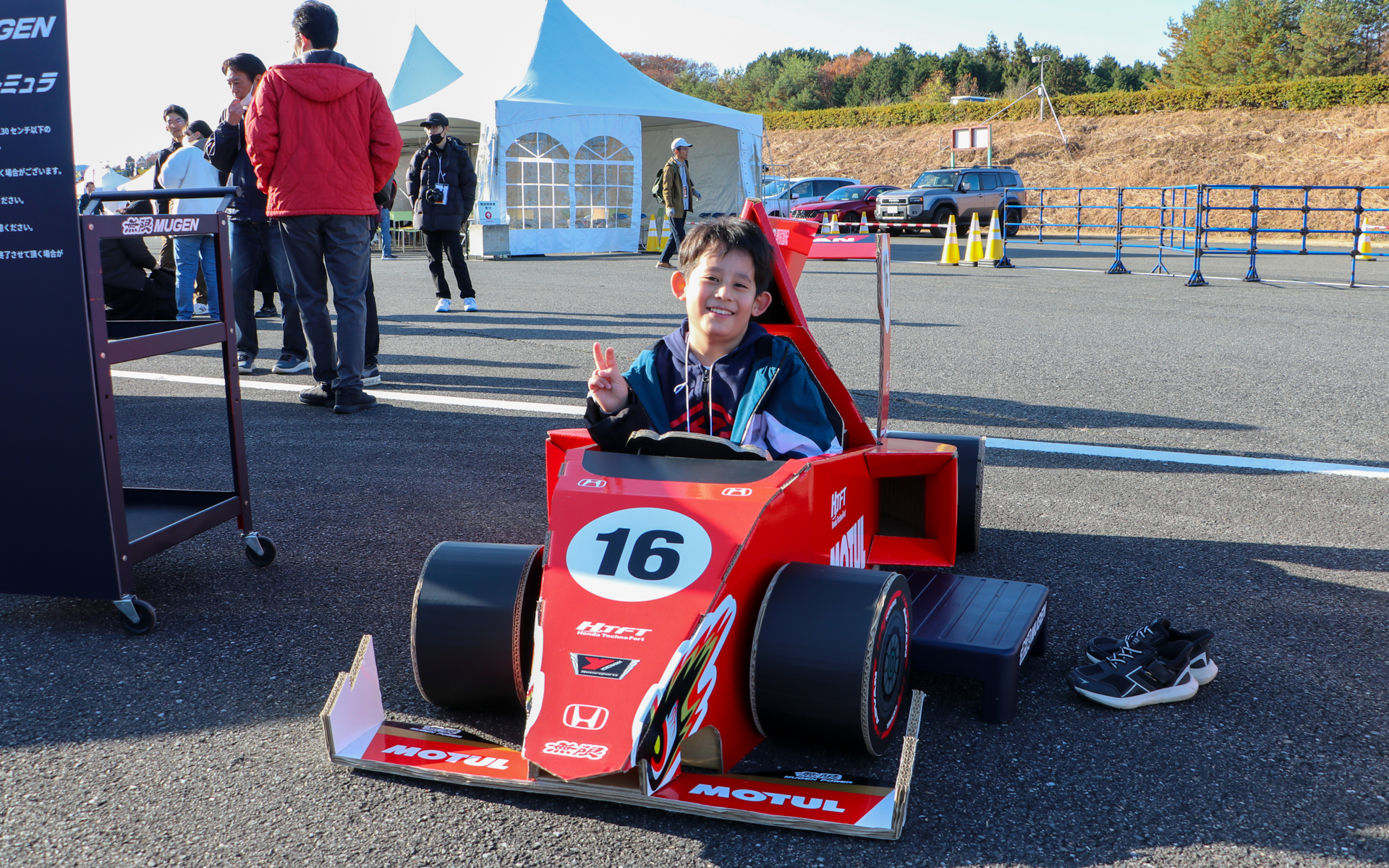 会場には記念撮影用の「段ボールカー」も用意されていて、子供たちも楽しそうに乗っていました