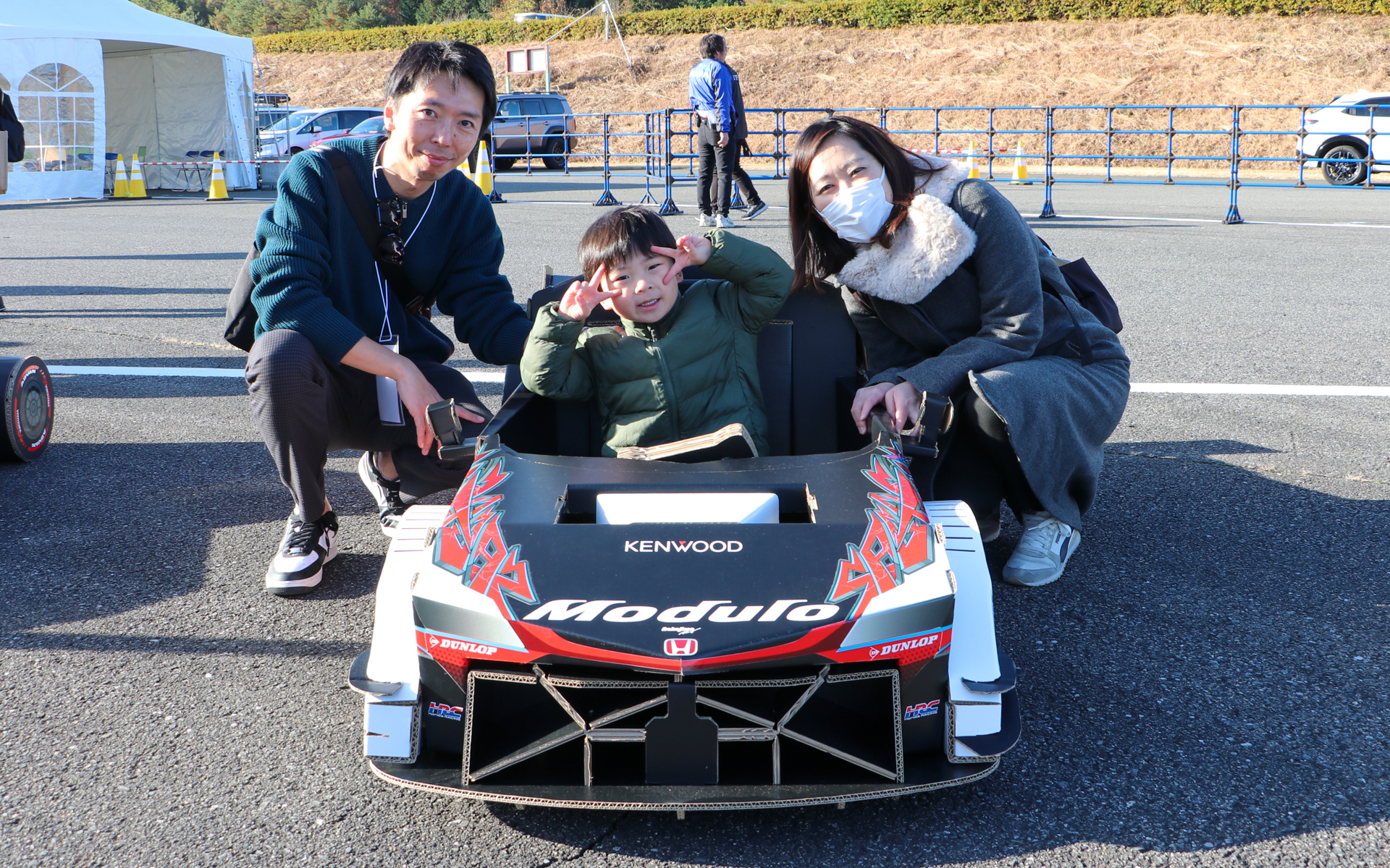 会場には記念撮影用の「段ボールカー」も用意されていて、子供たちも楽しそうに乗っていました