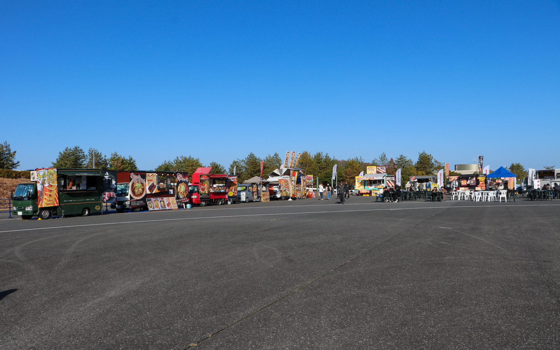 また会場にはたくさんのキッチンカーが並び、美味しい匂いが漂っていた