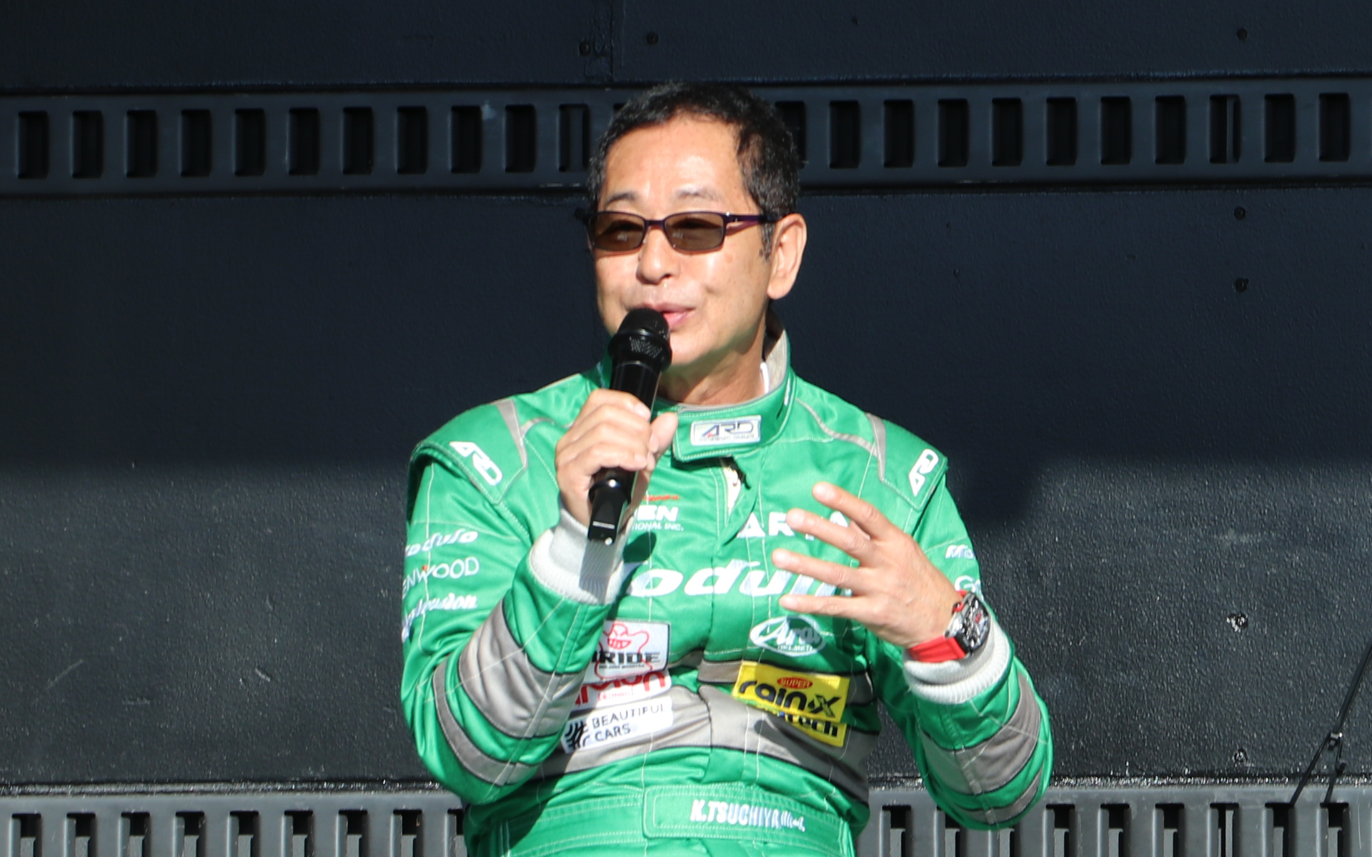 「自分は外注なのでホンダアクセスさんの社員ができないような危険な速度領域のテストもやらされている！」と毎年恒例の苦情を笑顔で暴露！　というのはもちろん冗談で、一般レベルの運転スキルでは確認できないような、速いスピードでクルマのバランスが破綻した時に何が起こるのかを土屋氏が確認することで、各アイテムの安全マージンが分かり、ユーザーの安全性に寄与している