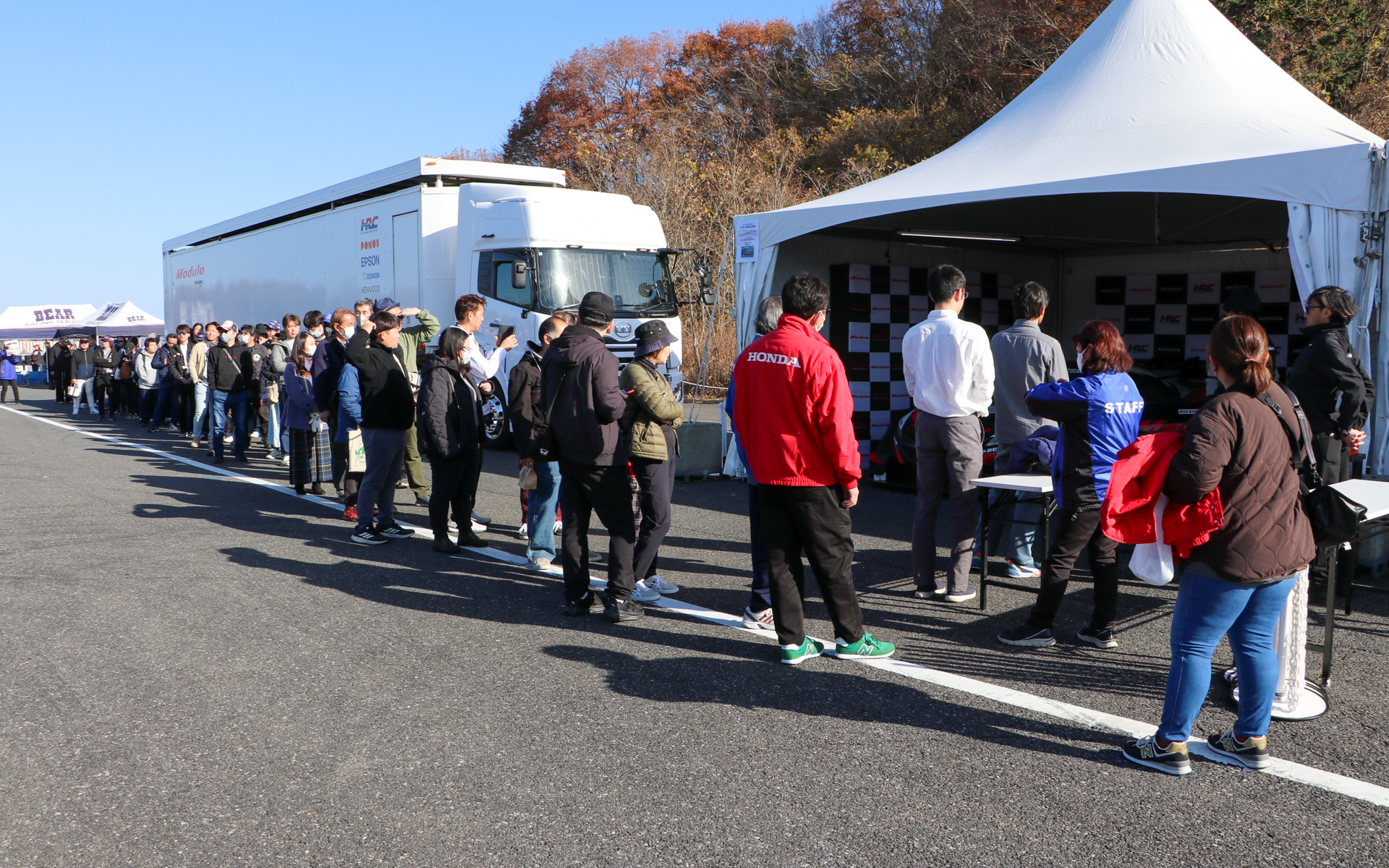 貴重なGTマシンのコクピットに乗れるコーナーも長蛇の列！