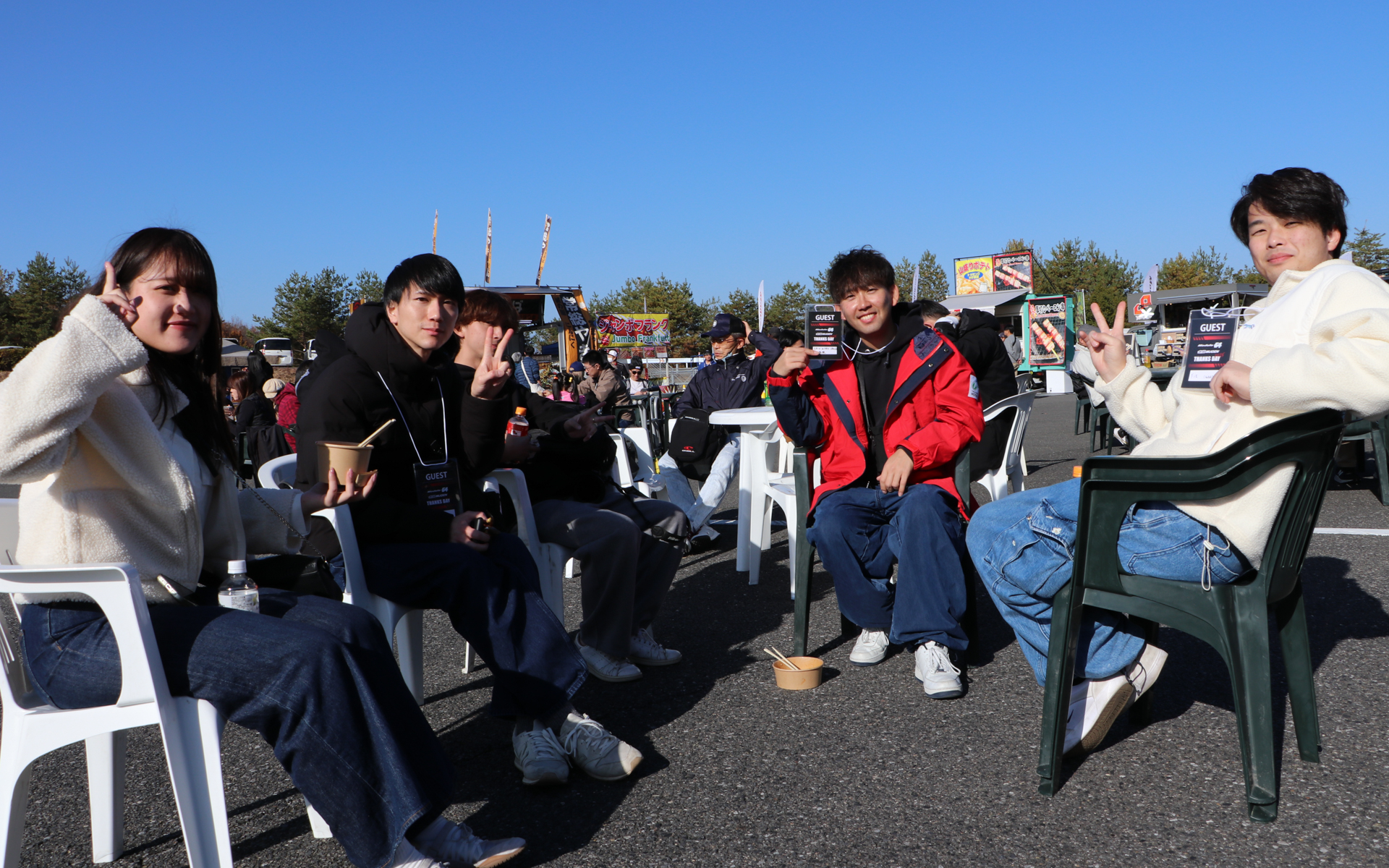 来場者もキッチンカーのさまざまなグルメを満喫していました