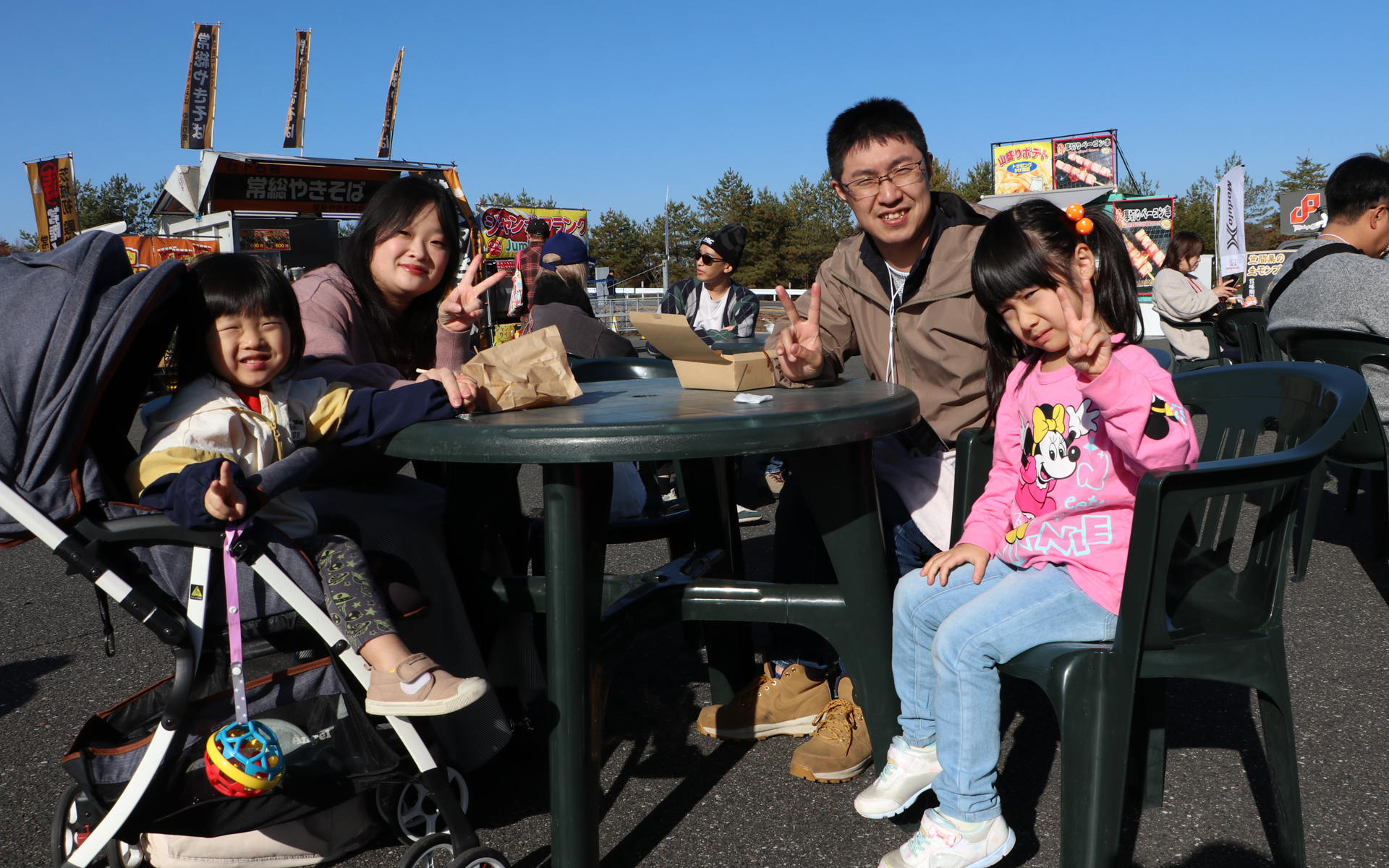 来場者もキッチンカーのさまざまなグルメを満喫していました