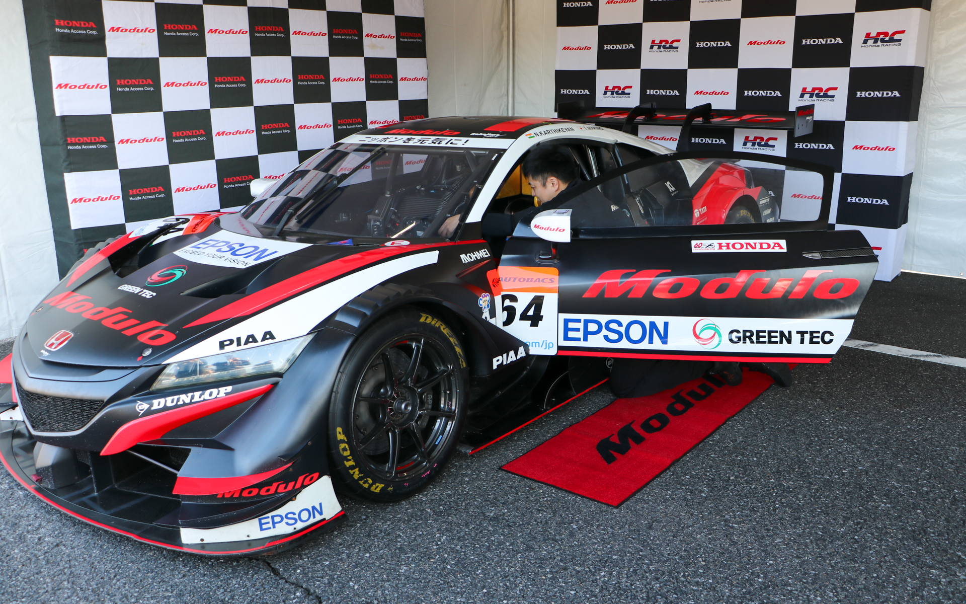 子供たちはすんなり乗れますが、大人は狭くて大変そうでした