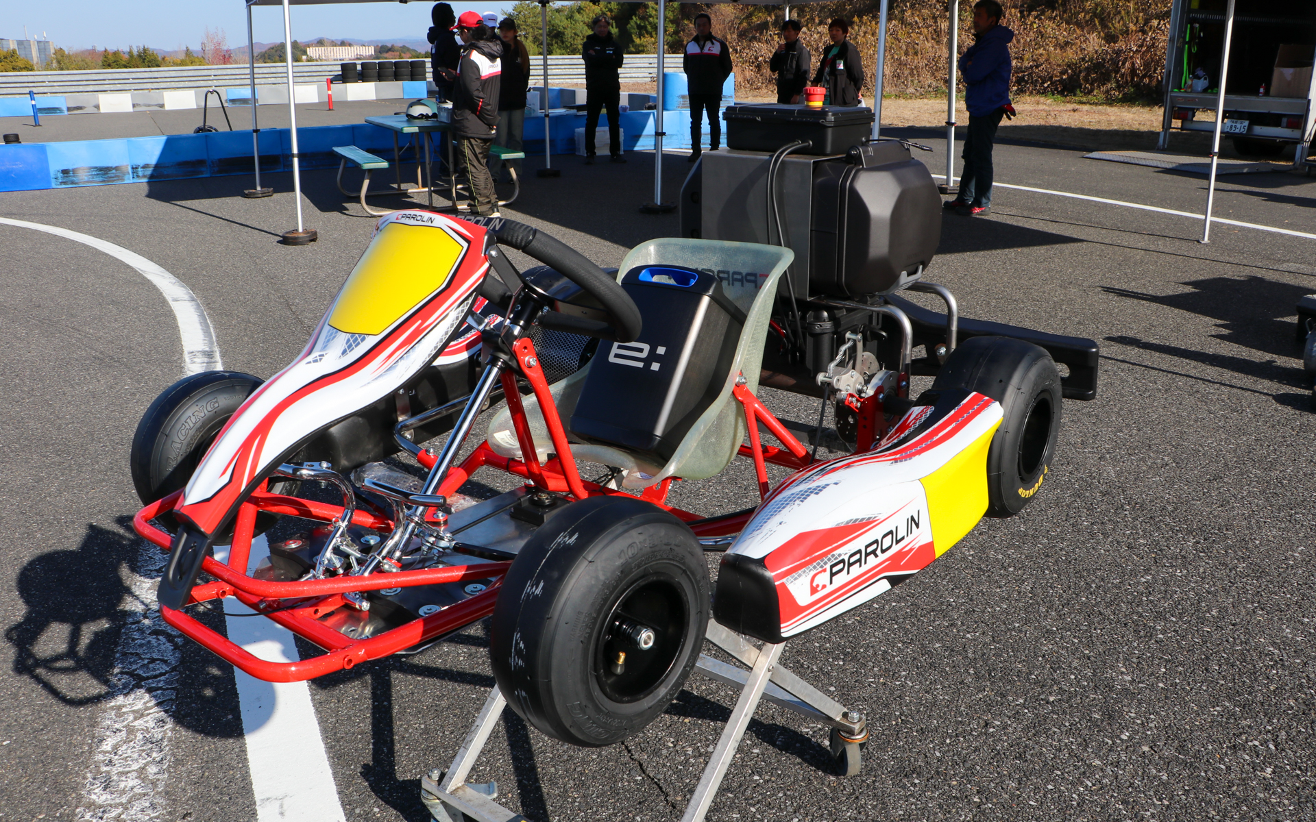 BEAR Racing Serviceが開発中というホンダの交換式バッテリ「Honda Mobile Power Pack e:」を採用したEVカート。現状はエンジンよりも重いため、リアヘビーでぜんぜん曲がらないとのこと