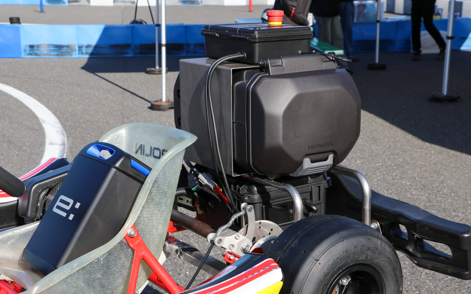 排気ガスが出ないので屋内でも走らせることができ、今後子供たちがカートやモータースポーツに触れ合うタッチポイントにすべく、開発を進めているという。中嶋監督も関心を寄せいていた