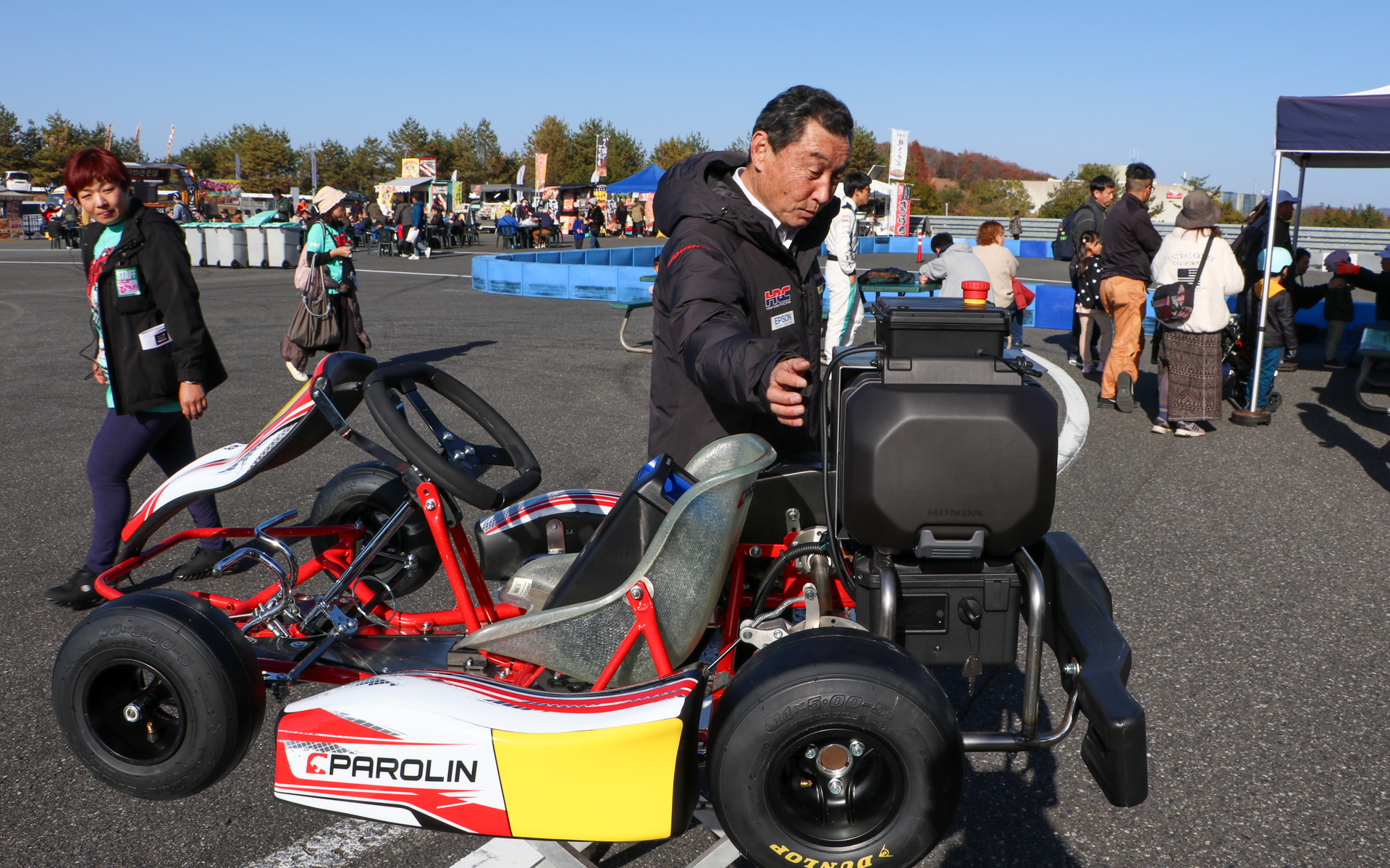 排気ガスが出ないので屋内でも走らせることができ、今後子供たちがカートやモータースポーツに触れ合うタッチポイントにすべく、開発を進めているという。中嶋監督も関心を寄せいていた