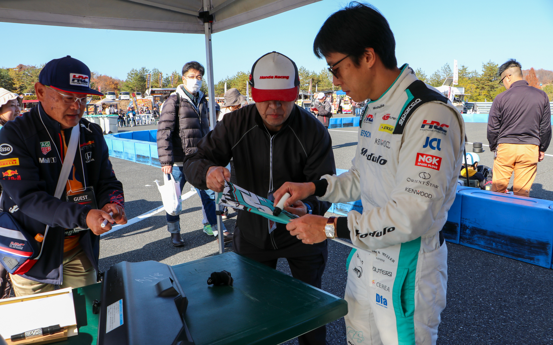 サイン会以外の場所でも常に神対応なのが印象的でした