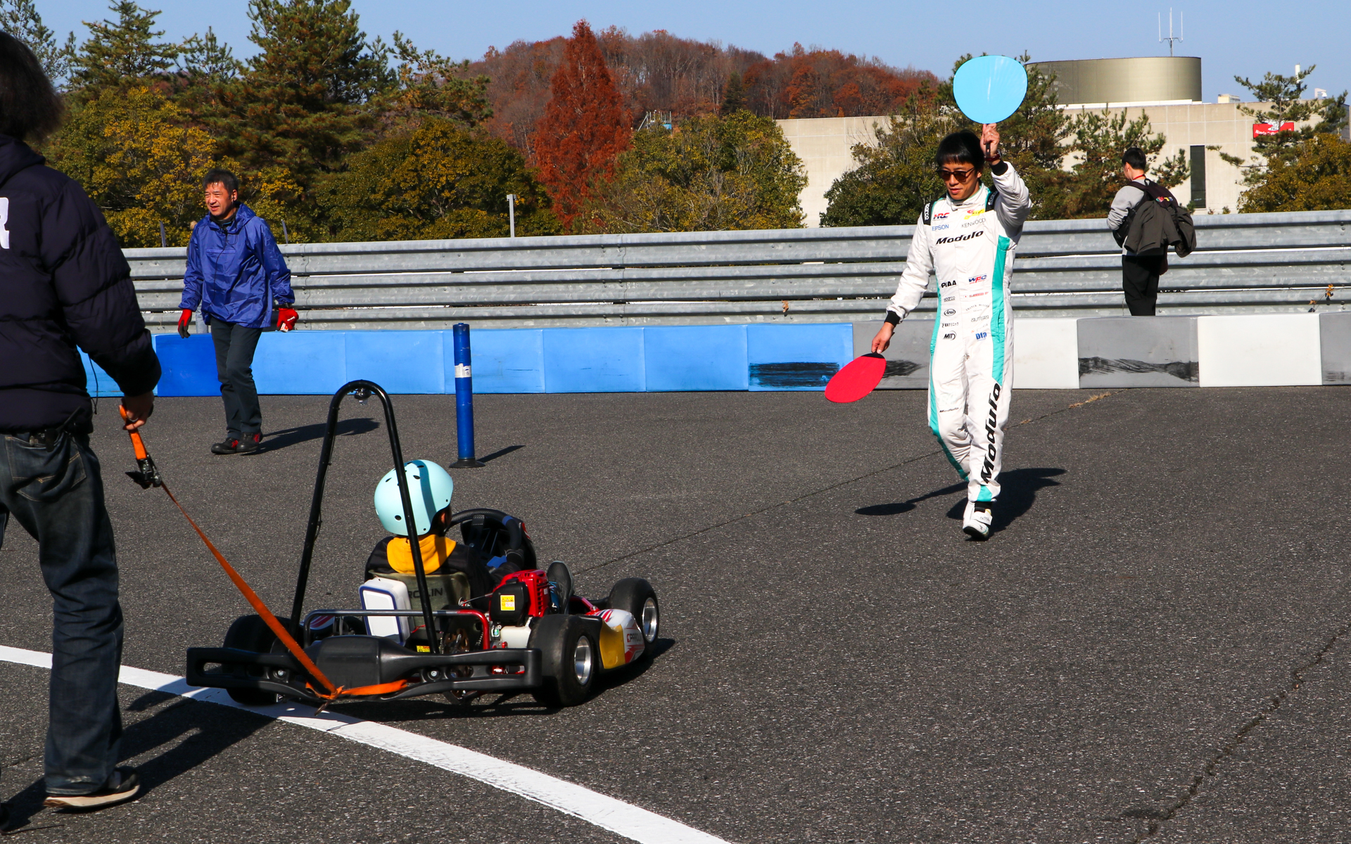 青いウチワがあがったらアクセル、赤いウチワがあがったらブレーキと、スタッフのサインに合わせて操作。伊沢選手も子供たちを楽しませていました