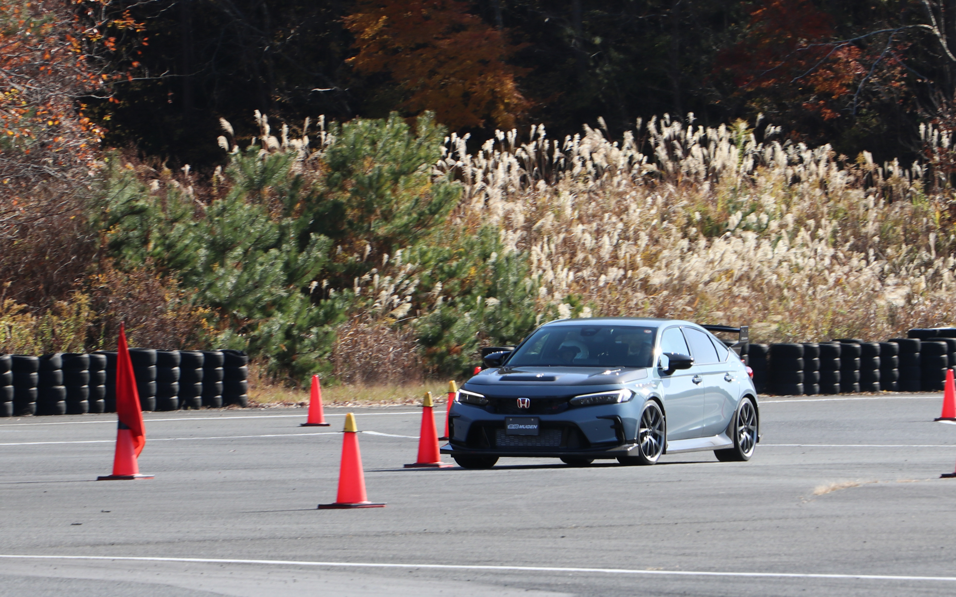 無限の最新デモカーは「Extreme“R”」をコンセプトに、サーキットでの走行性能向上を目標に開発したパーツ“Group.B”を装着した1台。普段は体験できない異次元のコーナリング性能を味わえたラッキーな当選者の皆さん