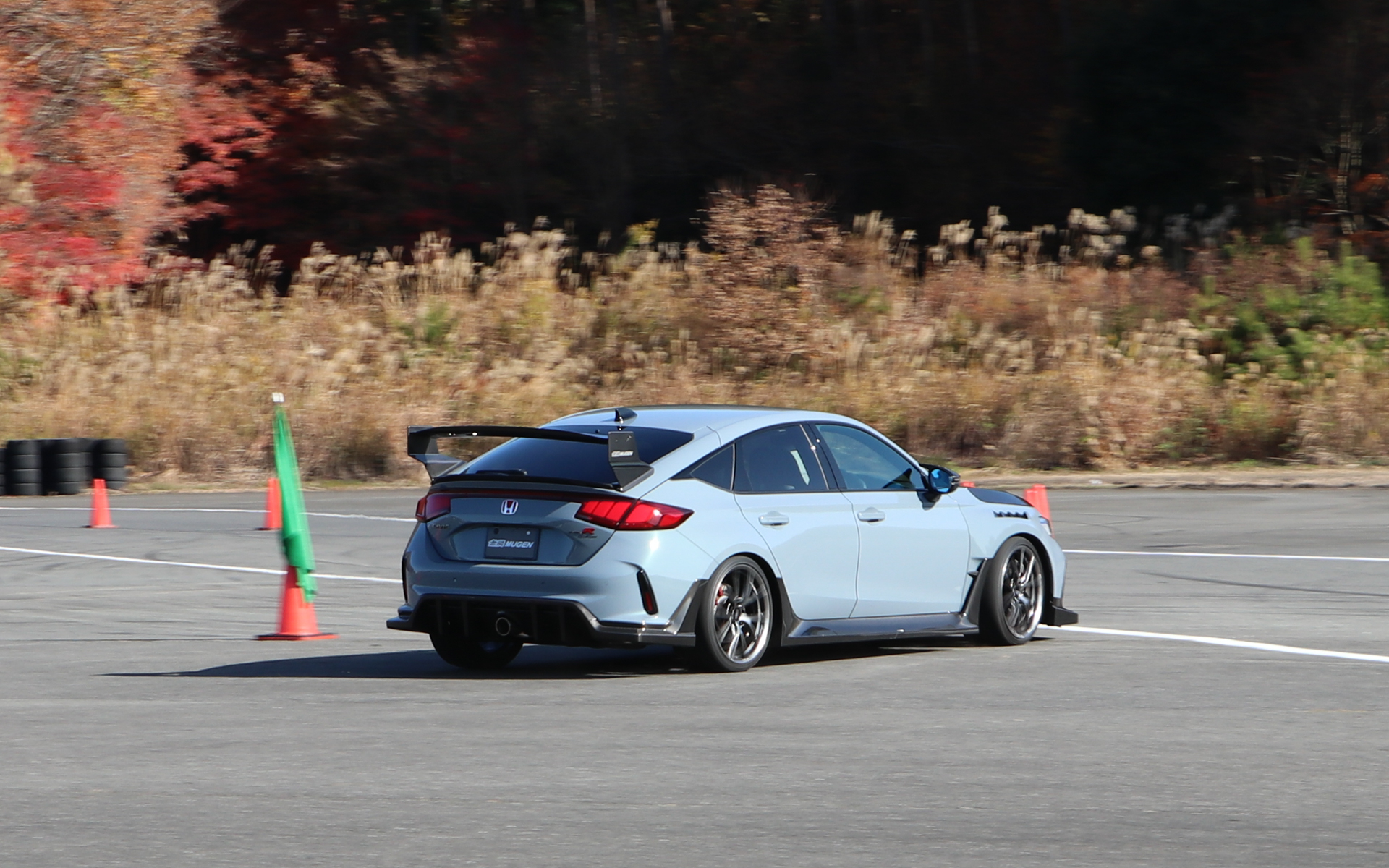 無限の最新デモカーは「Extreme“R”」をコンセプトに、サーキットでの走行性能向上を目標に開発したパーツ“Group.B”を装着した1台。普段は体験できない異次元のコーナリング性能を味わえたラッキーな当選者の皆さん