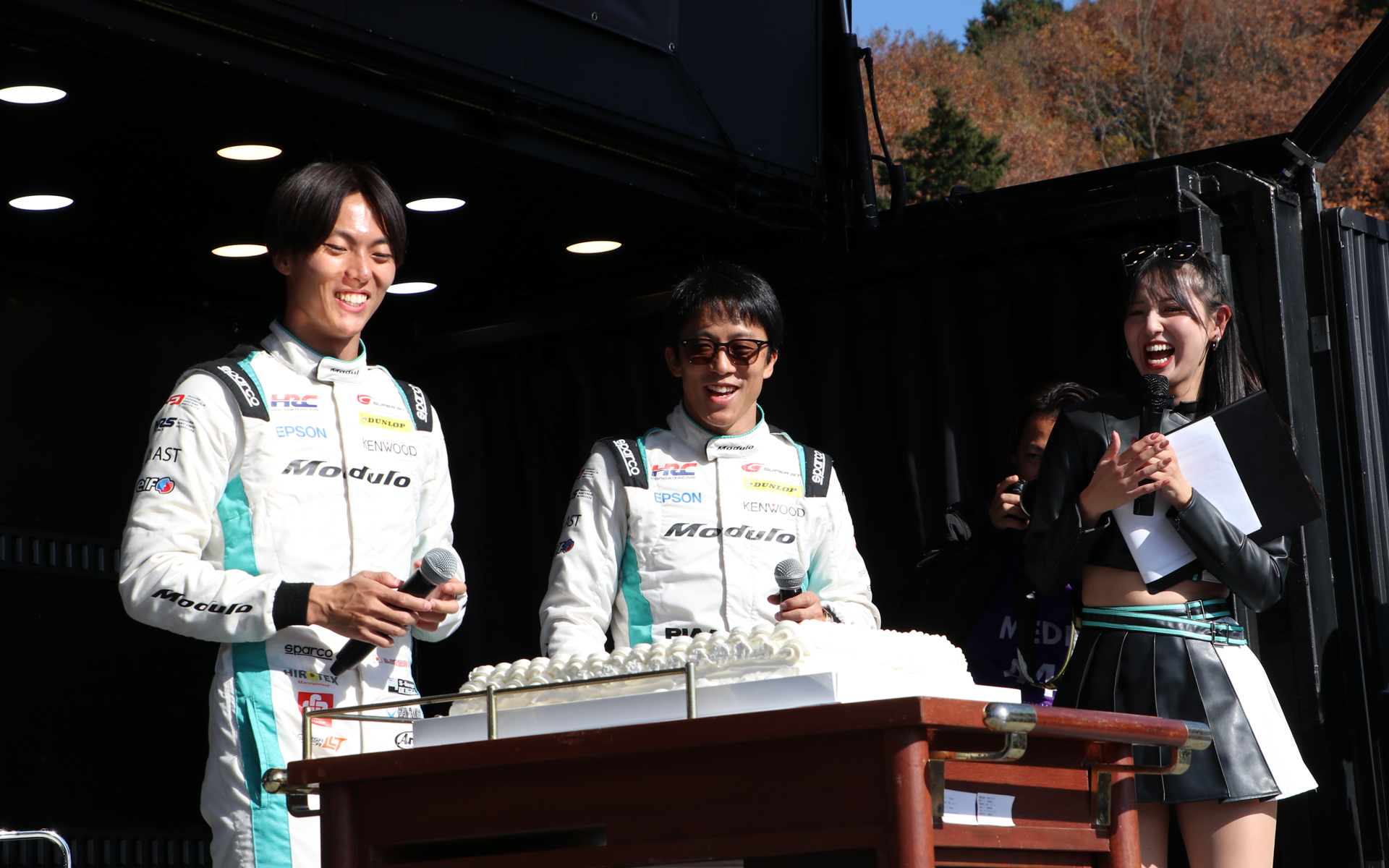 サプライズで誕生日ケーキが現れ「で、デカいですね」と驚く大草選手