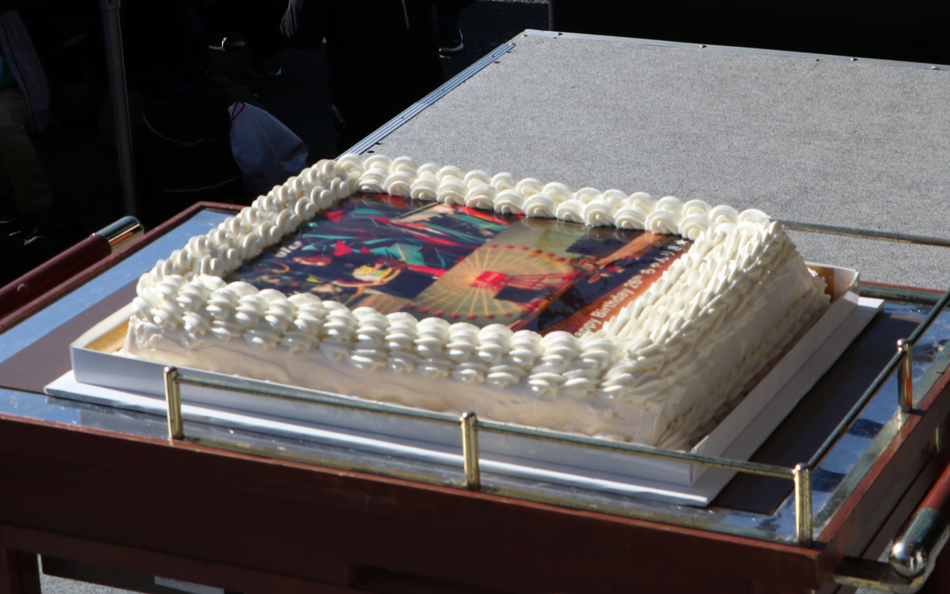 サプライズで登場した大草選手の誕生日ケーキには写真がプリントされていた