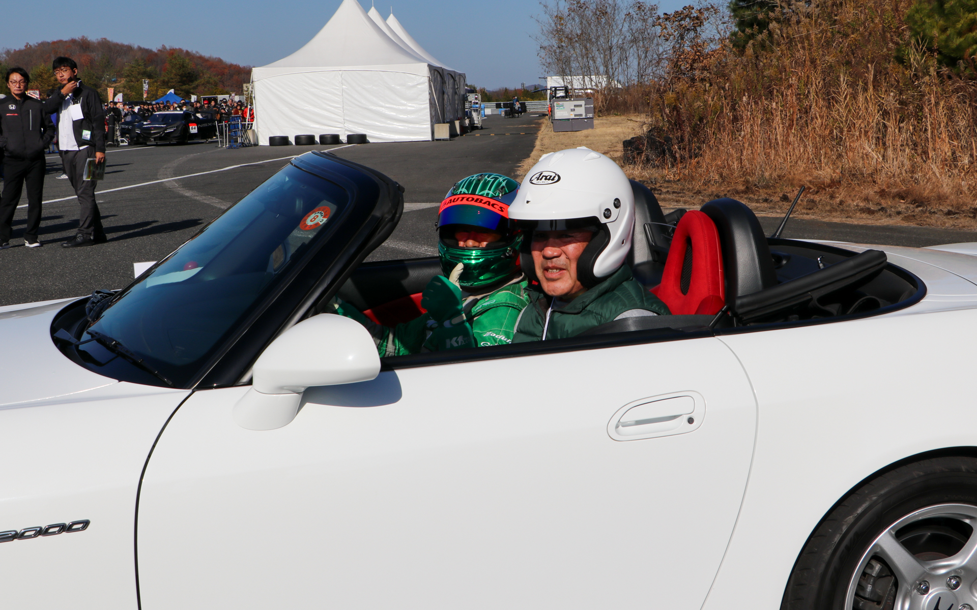 S2000を担当した土屋氏の隣では、リクエストに合わせて派手なドリフト走行も披露