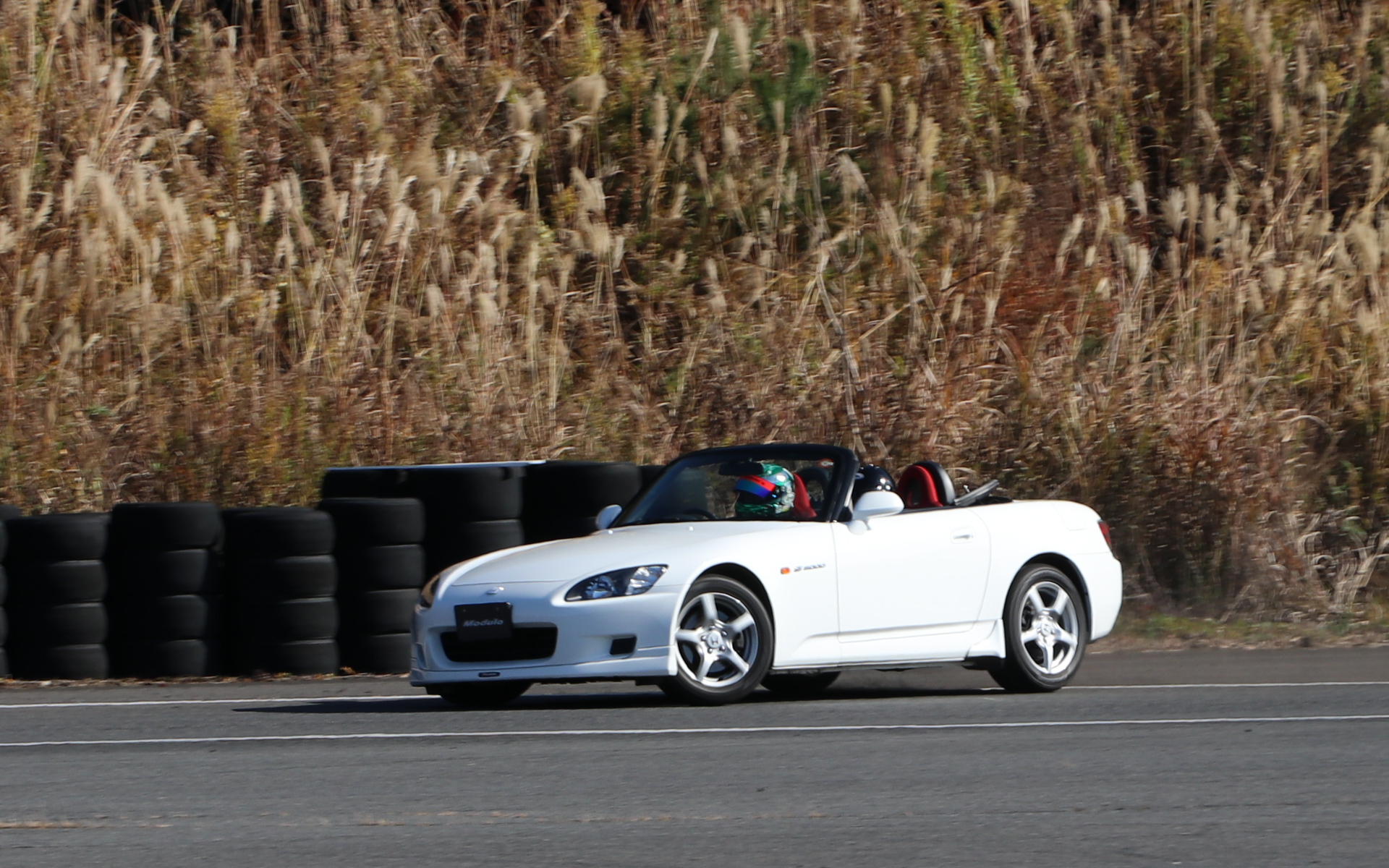 S2000を担当した土屋氏の隣では、リクエストに合わせて派手なドリフト走行も披露