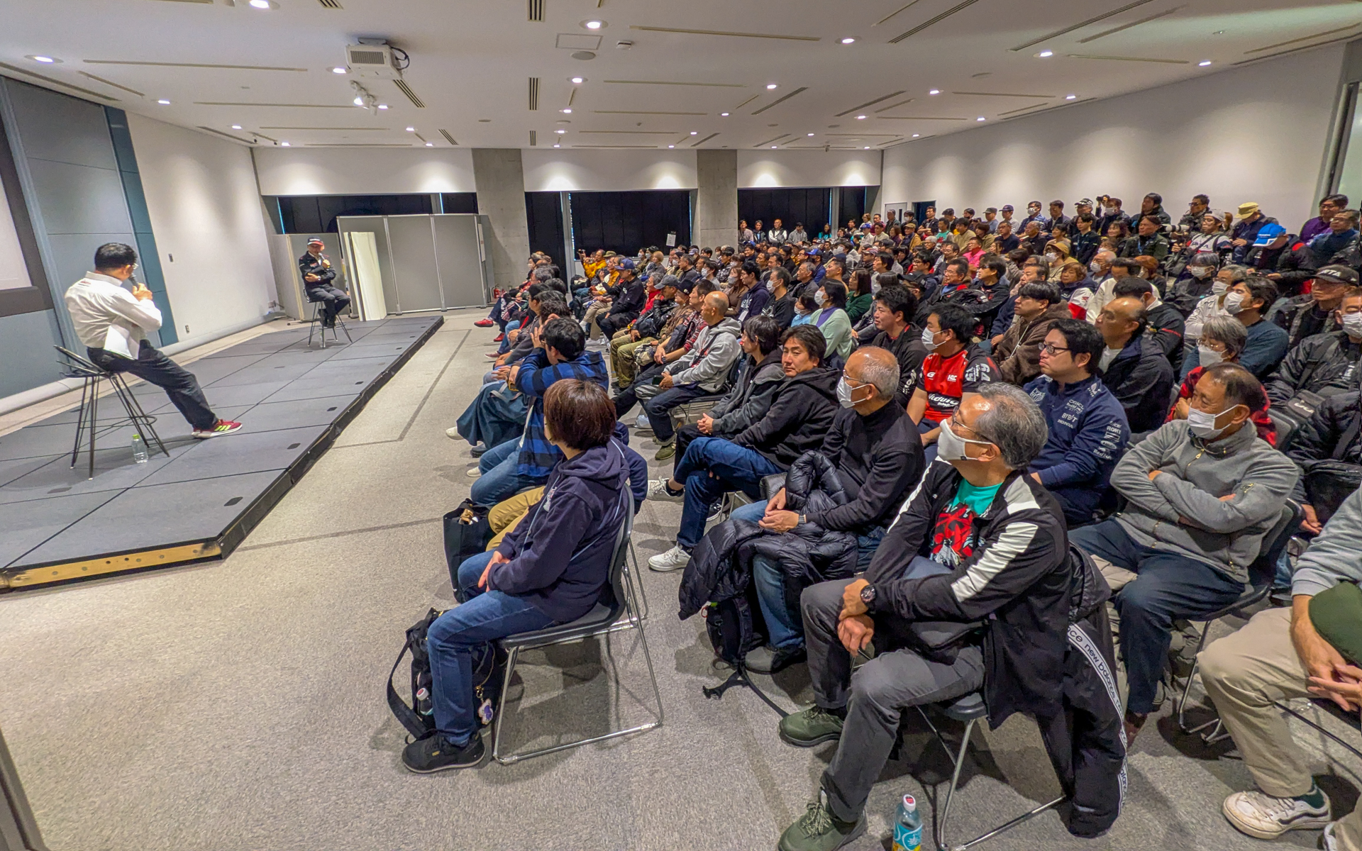 コレクションホールの会場は超満員となっていた