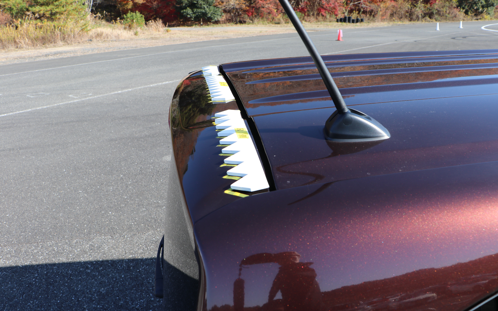 参加者は自分でルーフにシェブロンを貼り付けるのも体験