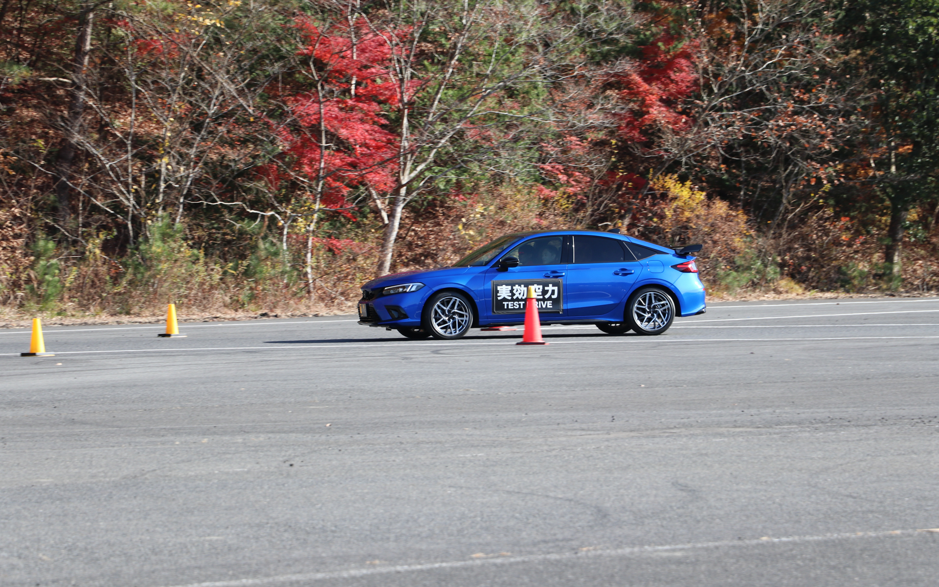 シビックでは「テールゲートスポイラー」の効果を体験する試走が行なわれていた