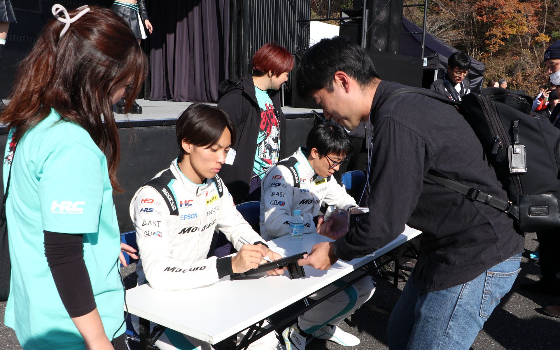 ファンは思い思いのグッズにサインを書いてもらっていました