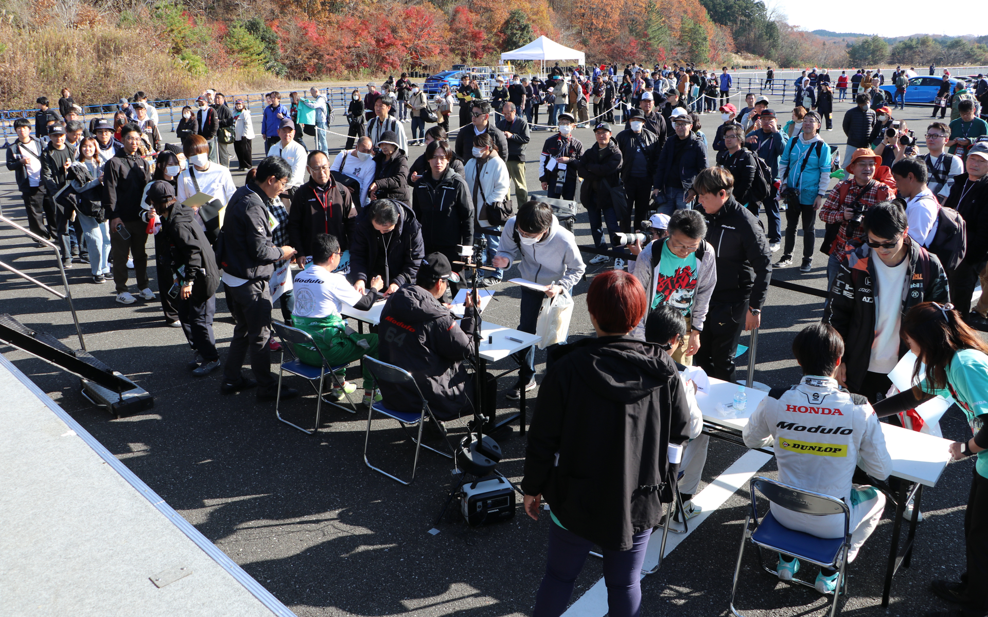 サイン会には長蛇の列ができていました