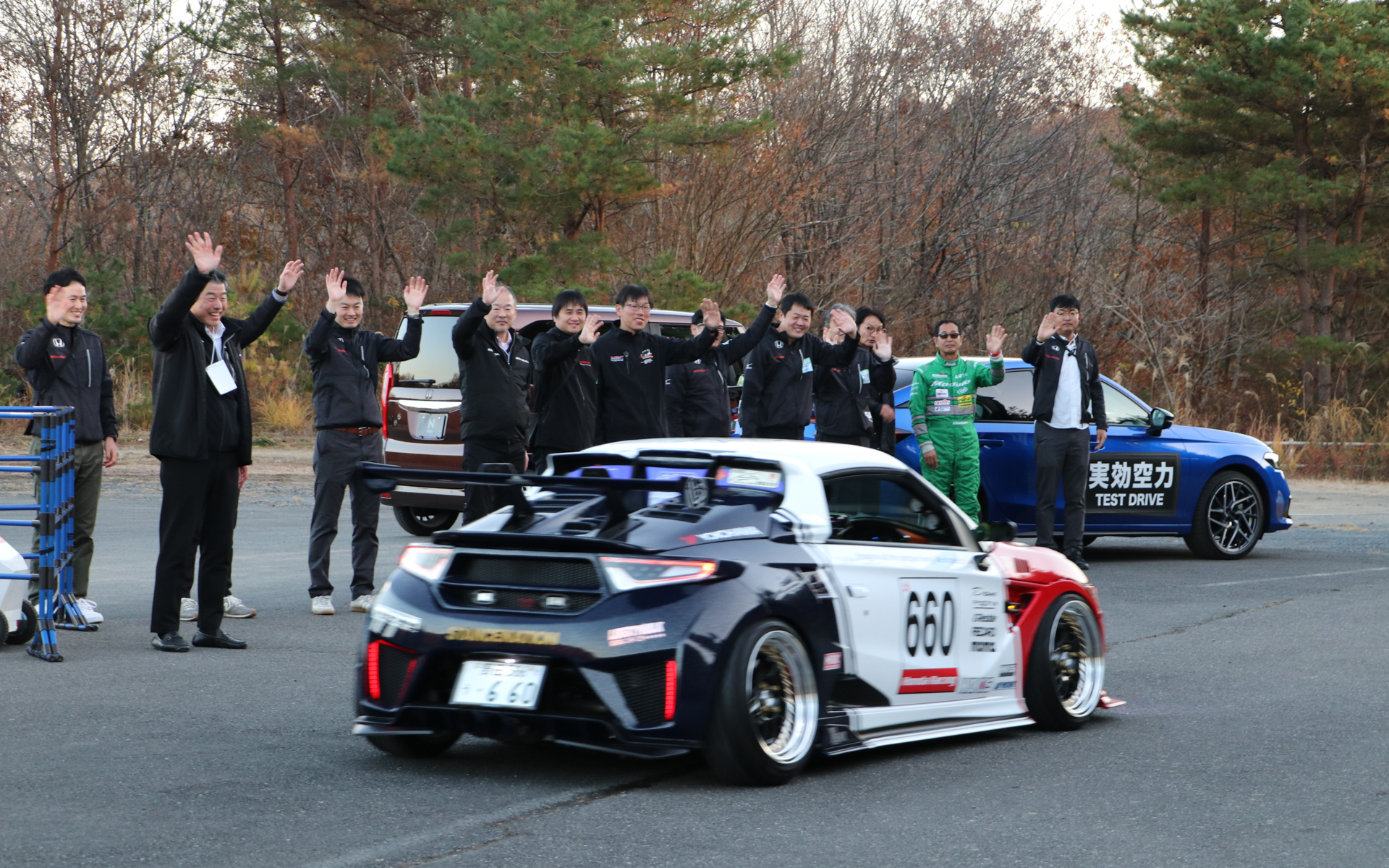 イベントの最後は恒例のスタッフによるお見送りを実施。来場者の人もスタッフに手を振ったりクラクションを鳴らして応えていて、一体感のあるシーンだった