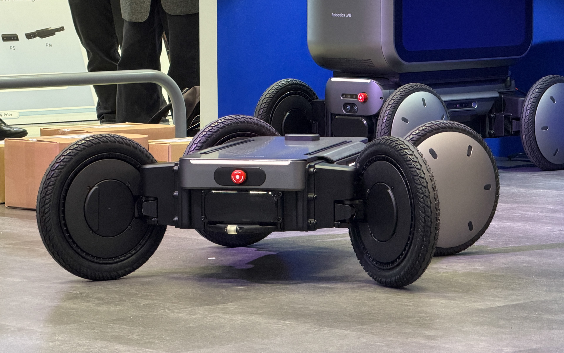 車輪を自由自在に操ることができ、その動きは生き物のようにみえる