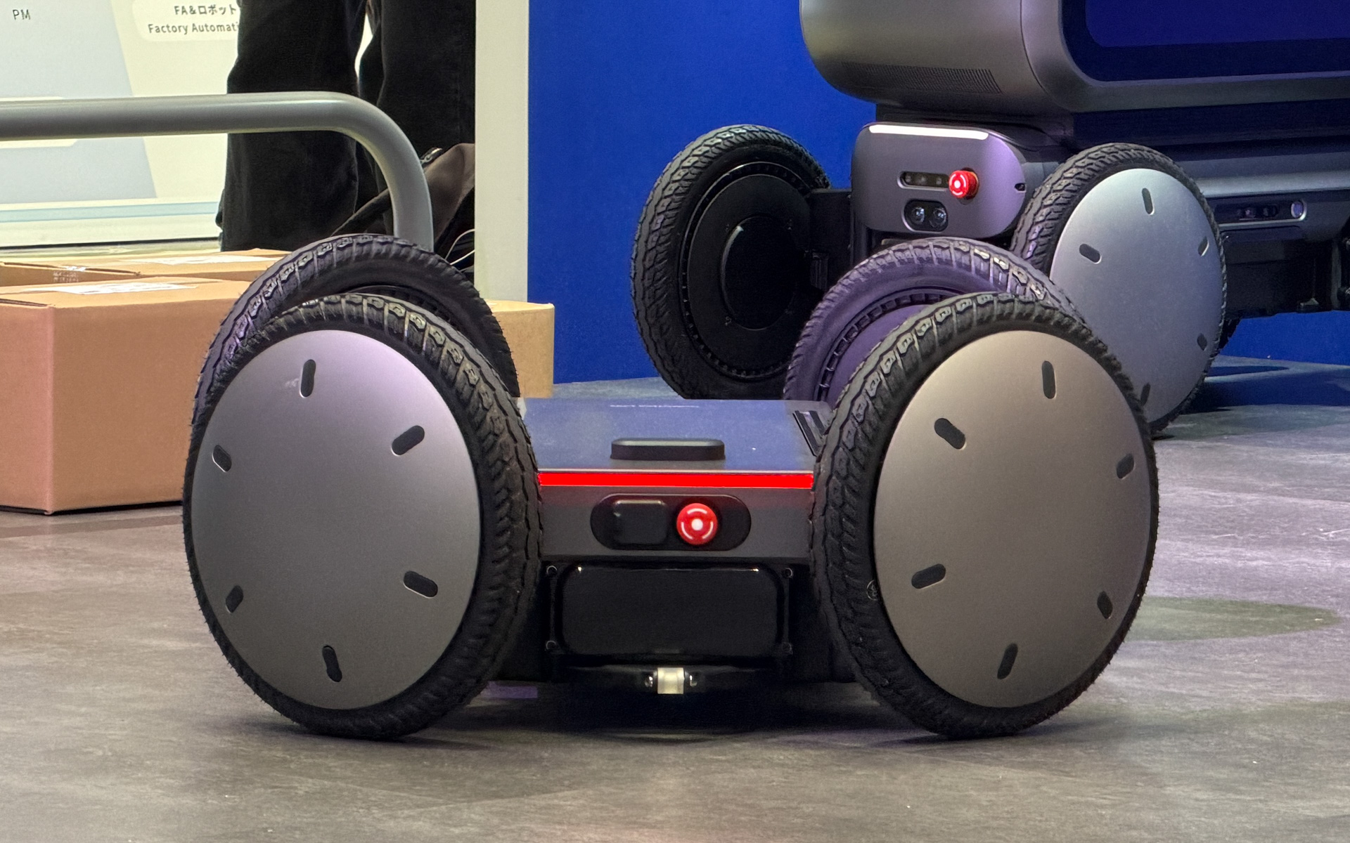 車輪を自由自在に操ることができ、その動きは生き物のようにみえる