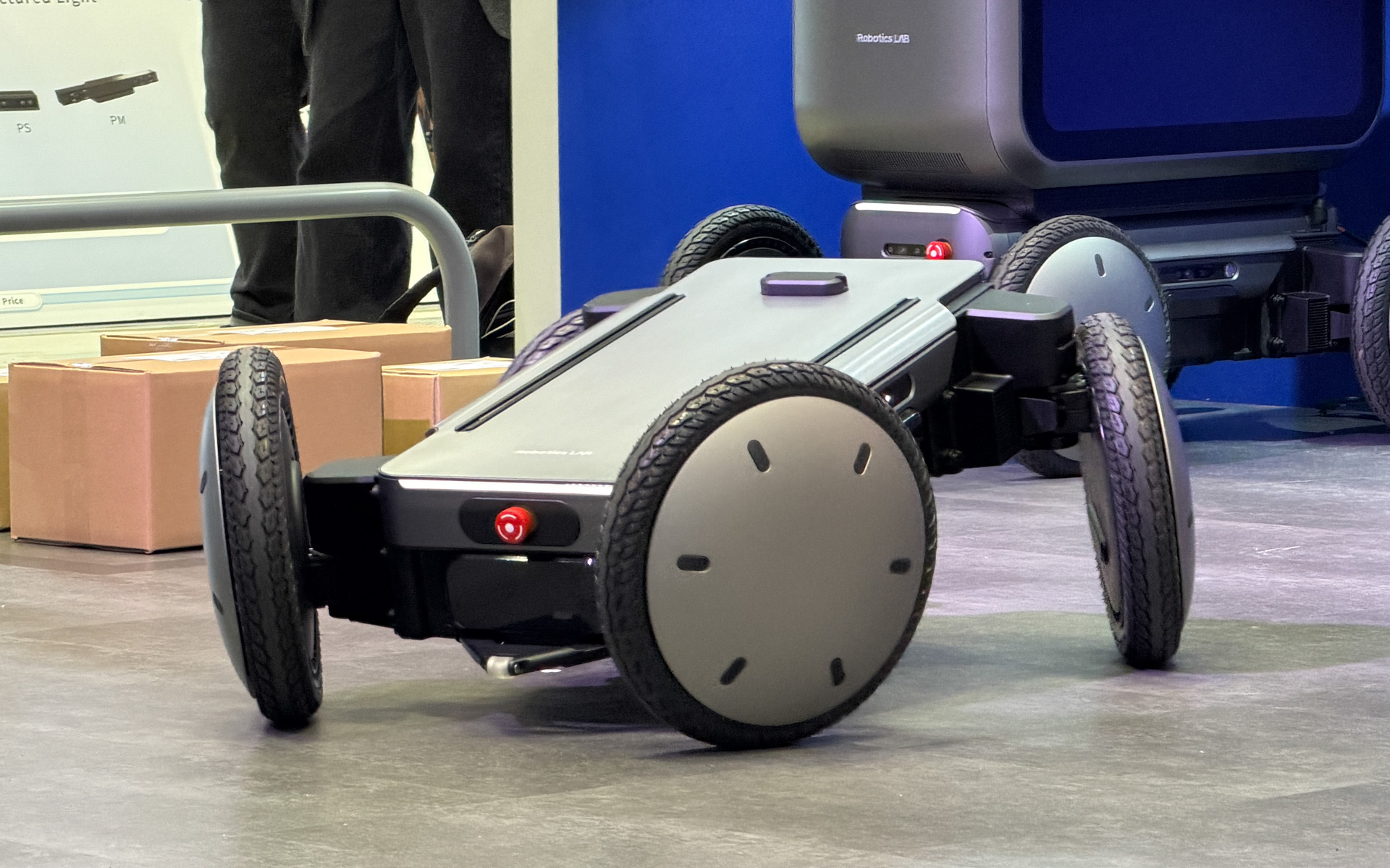 車輪を自由自在に操ることができ、その動きは生き物のようにみえる