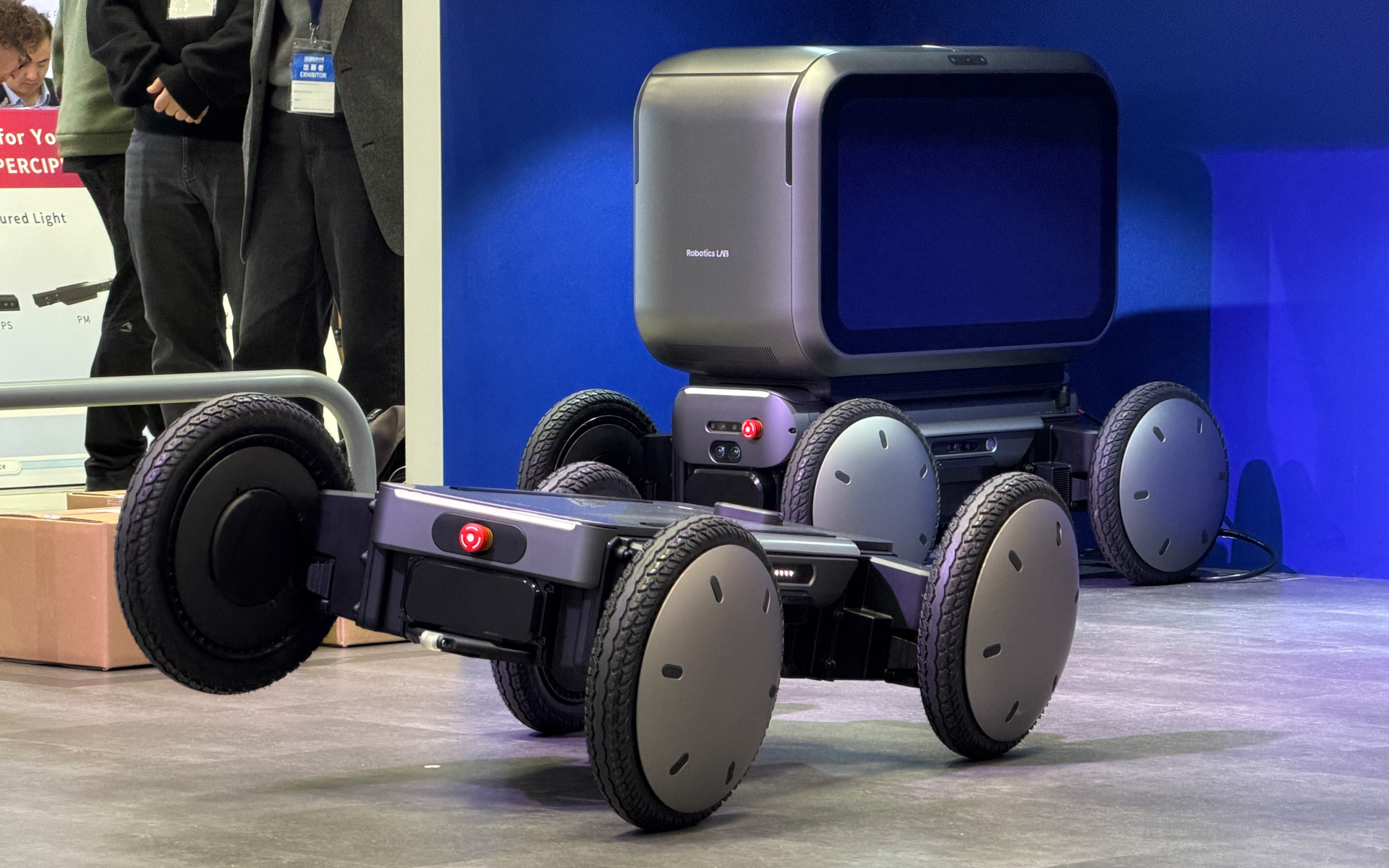 偏心ホイールメカニズムにより手を振るような仕草も可能