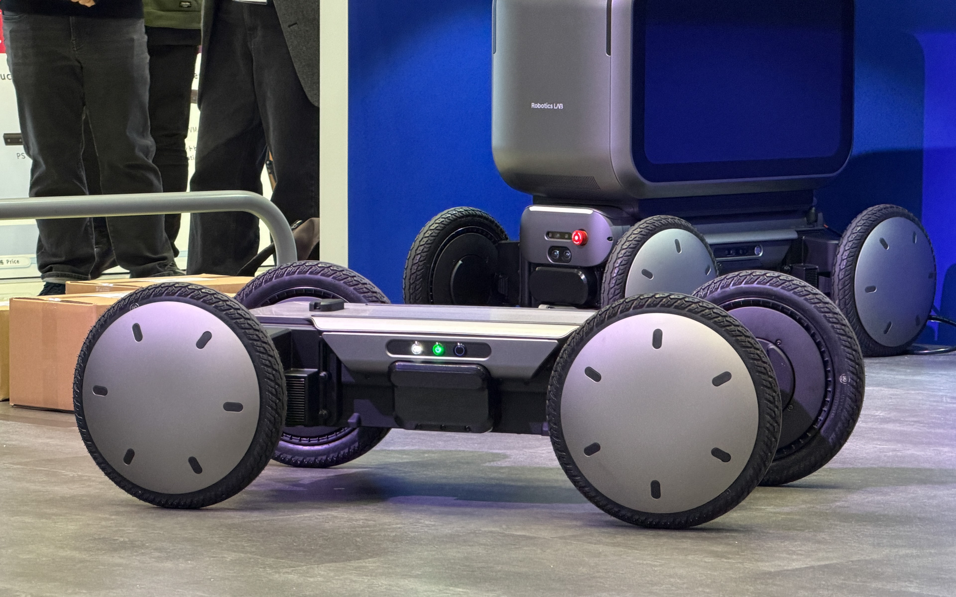 車輪を自由自在に操ることができ、その動きは生き物のようにみえる