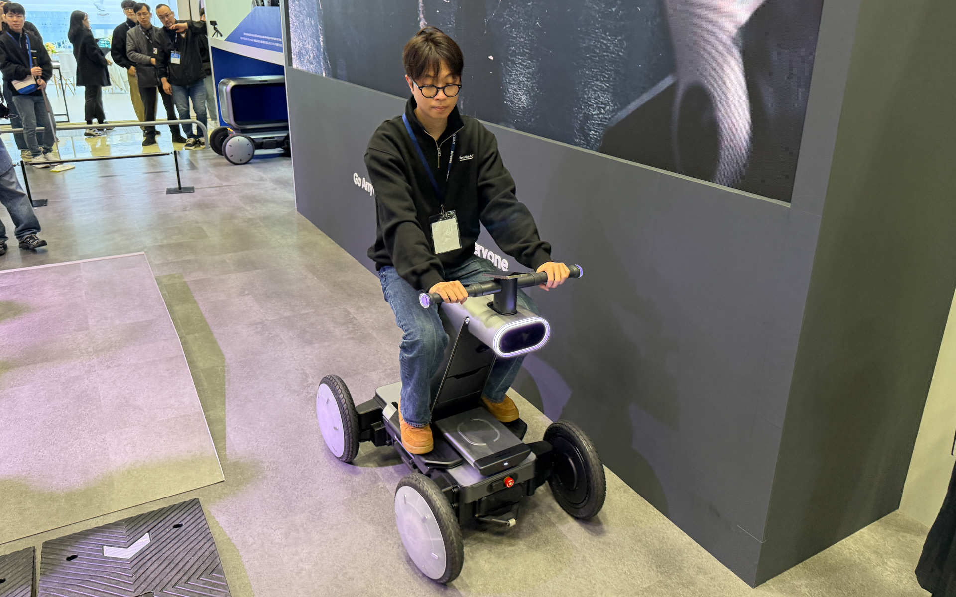 狭い場所でも方向転換が容易に行なえる