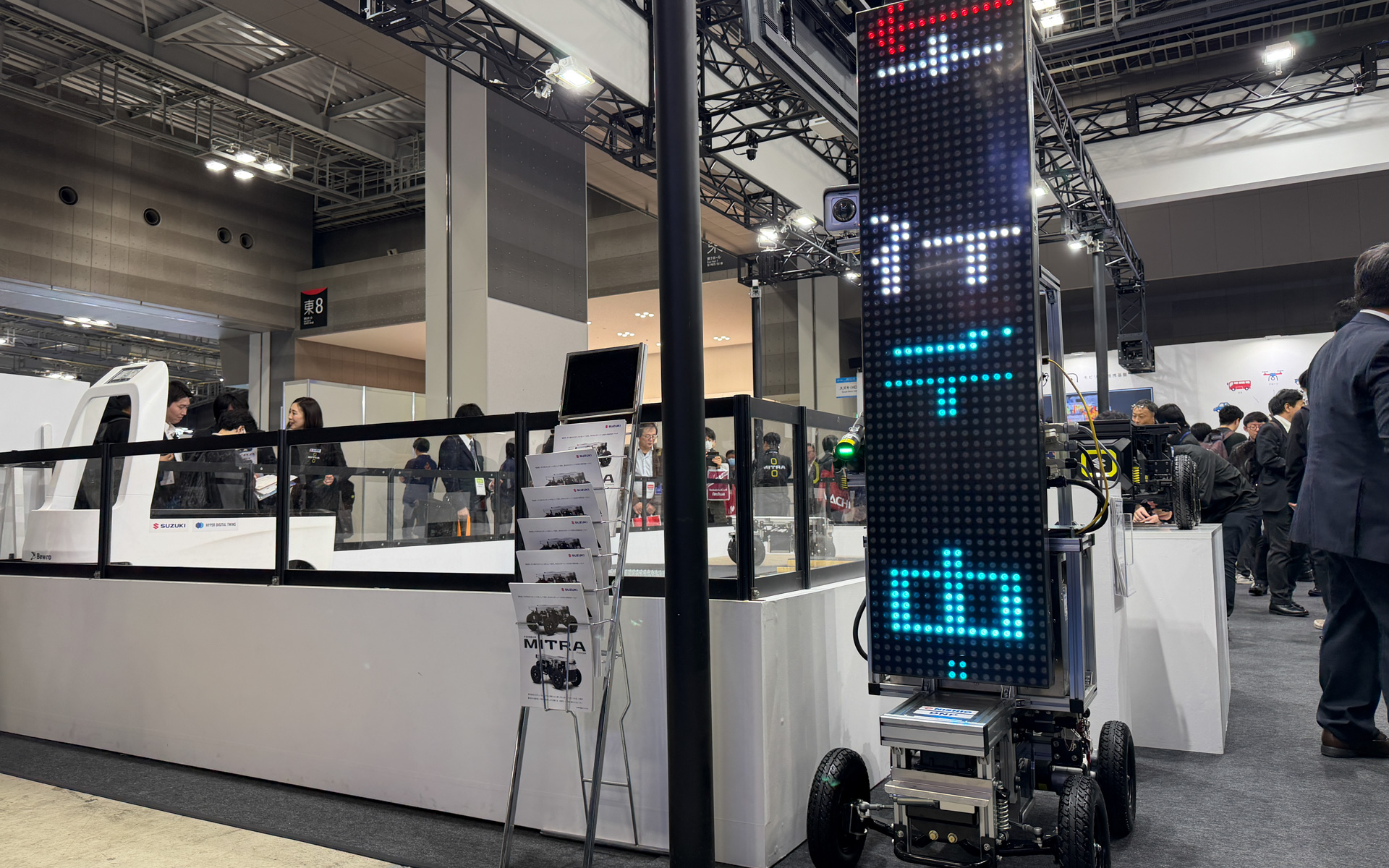 自走式LED情報パネルでの活用、大日本印刷株式会社/西尾レントオール株式会社：工事従事者を危険から守る情報表示ロボット