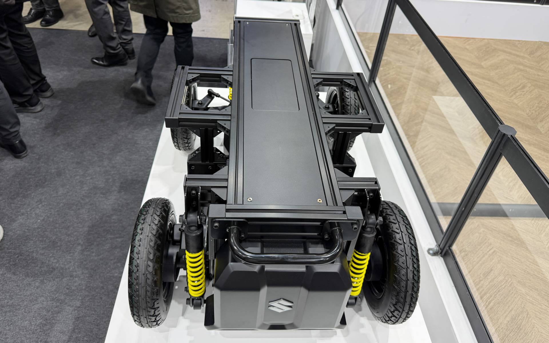 セニアカーの電動ユニットを活用した多目的電動台車「MITRA」