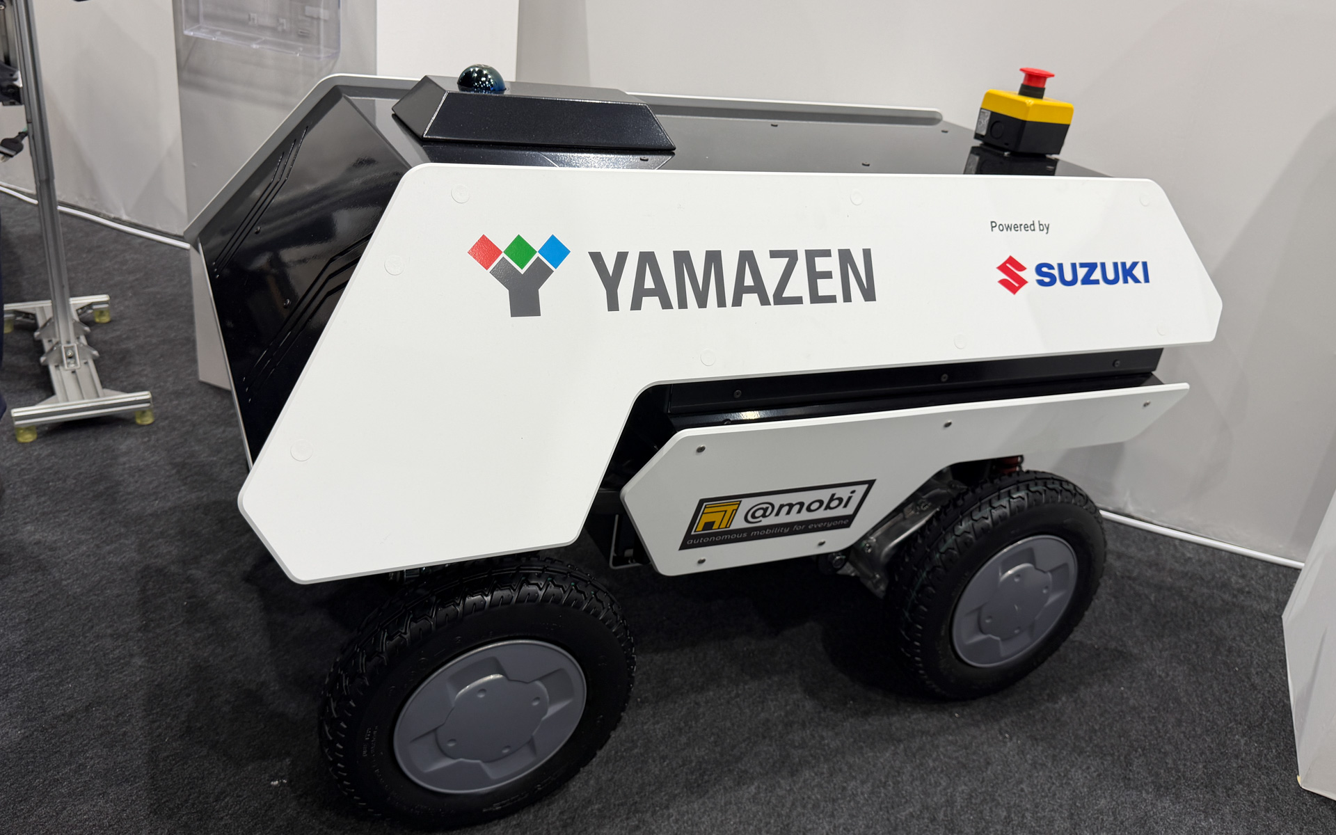 株式会社山善：悪路搬送・屋外搬送を可能にする牽引型AMR「YAMAZEN AMR」