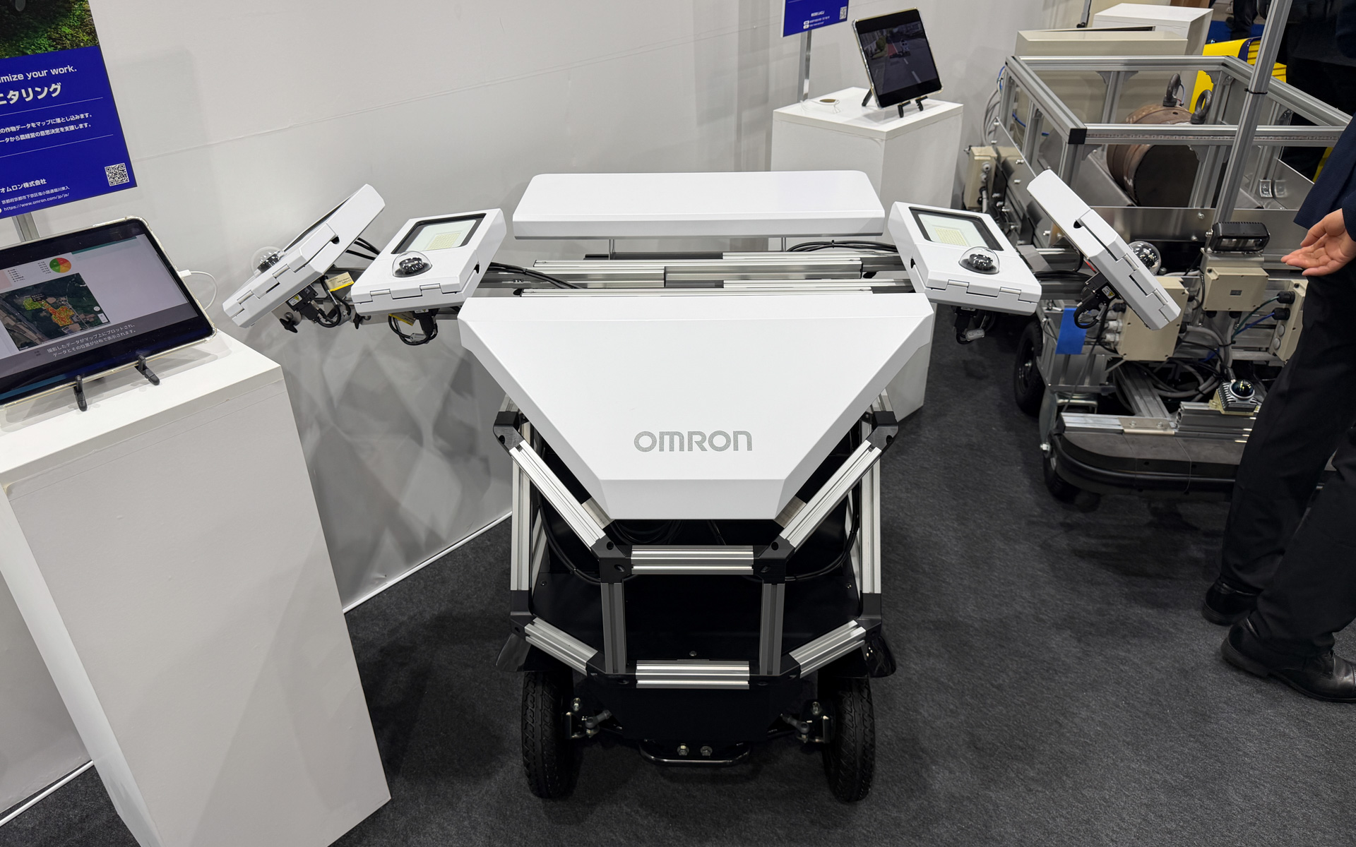 作物生育モニタリングでの活用、オムロン株式会社：果樹園での作物センシングロボット