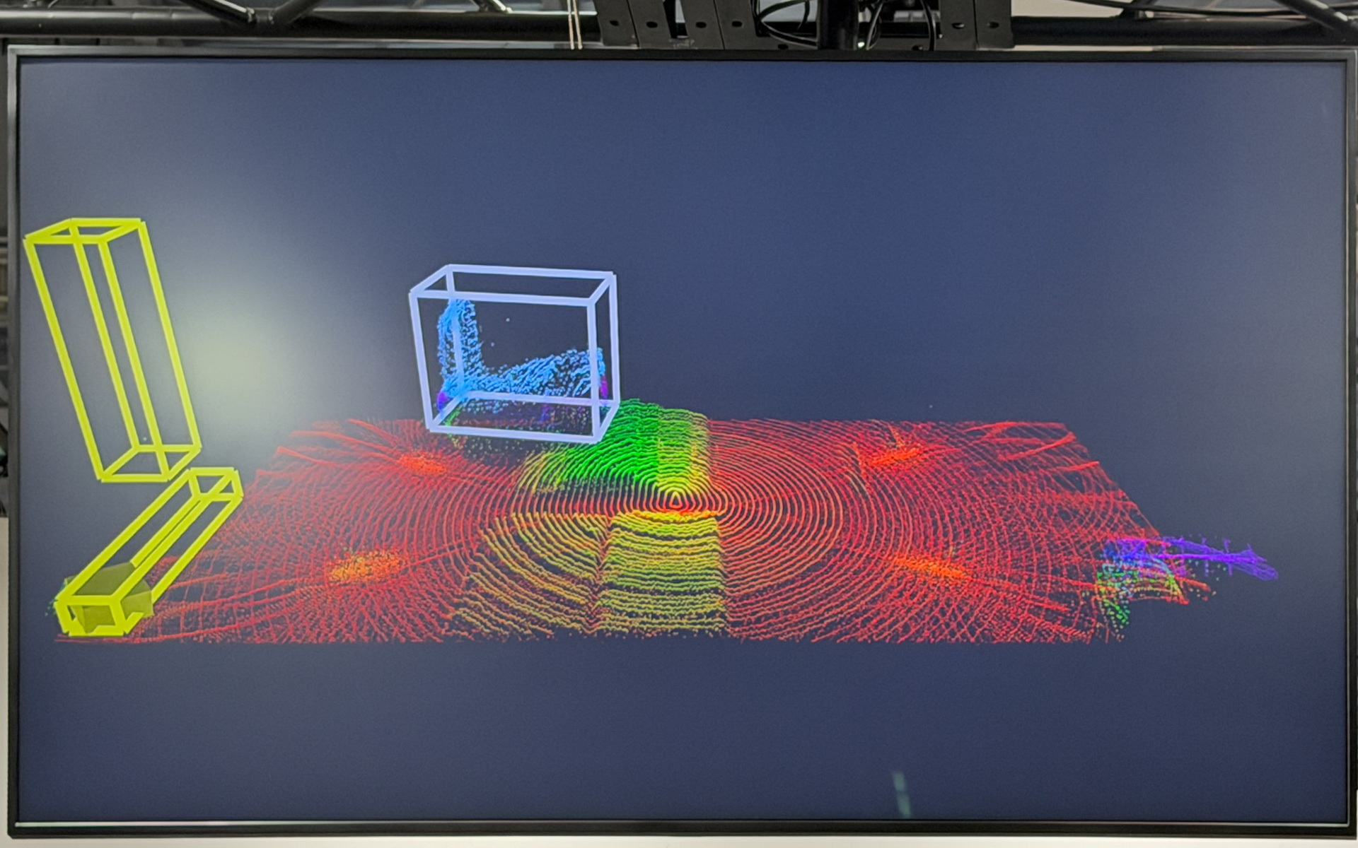 空間データとして認識された車両を、遠隔操作することで自動運転を実現する
