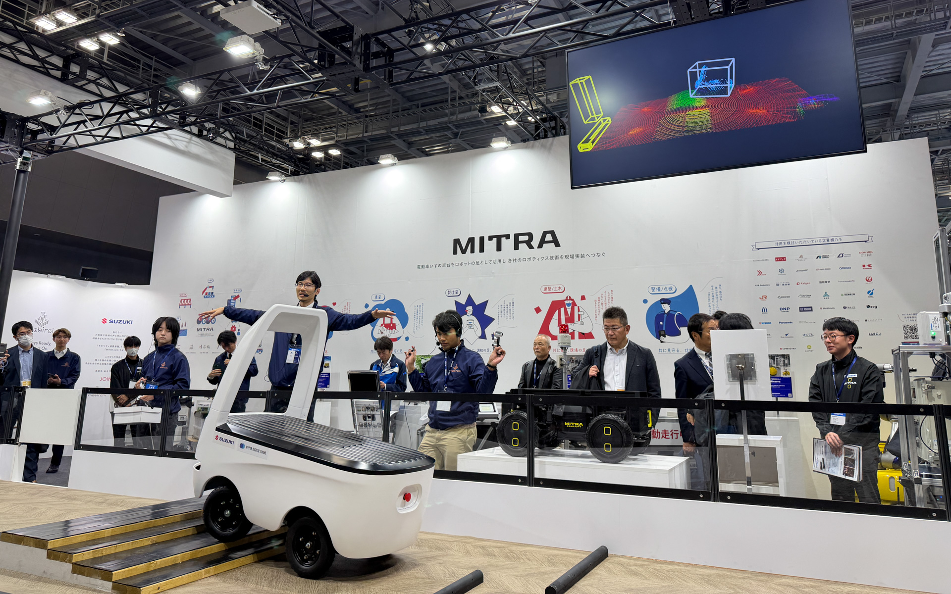 スズキとハイパーデジタルツインが共同開発している「インフラ管制自動走行」システムのデモ