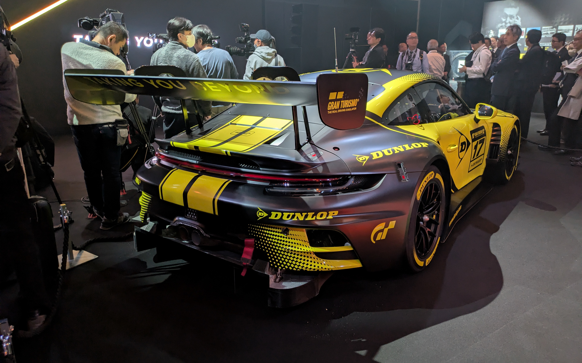 発表会場に展示されていた「ポルシェ911 GT3 R」は、ダンロップがグランツーリスモのオフィシャルタイヤパートナーに就任したことを記念して特別にデザインされた1台