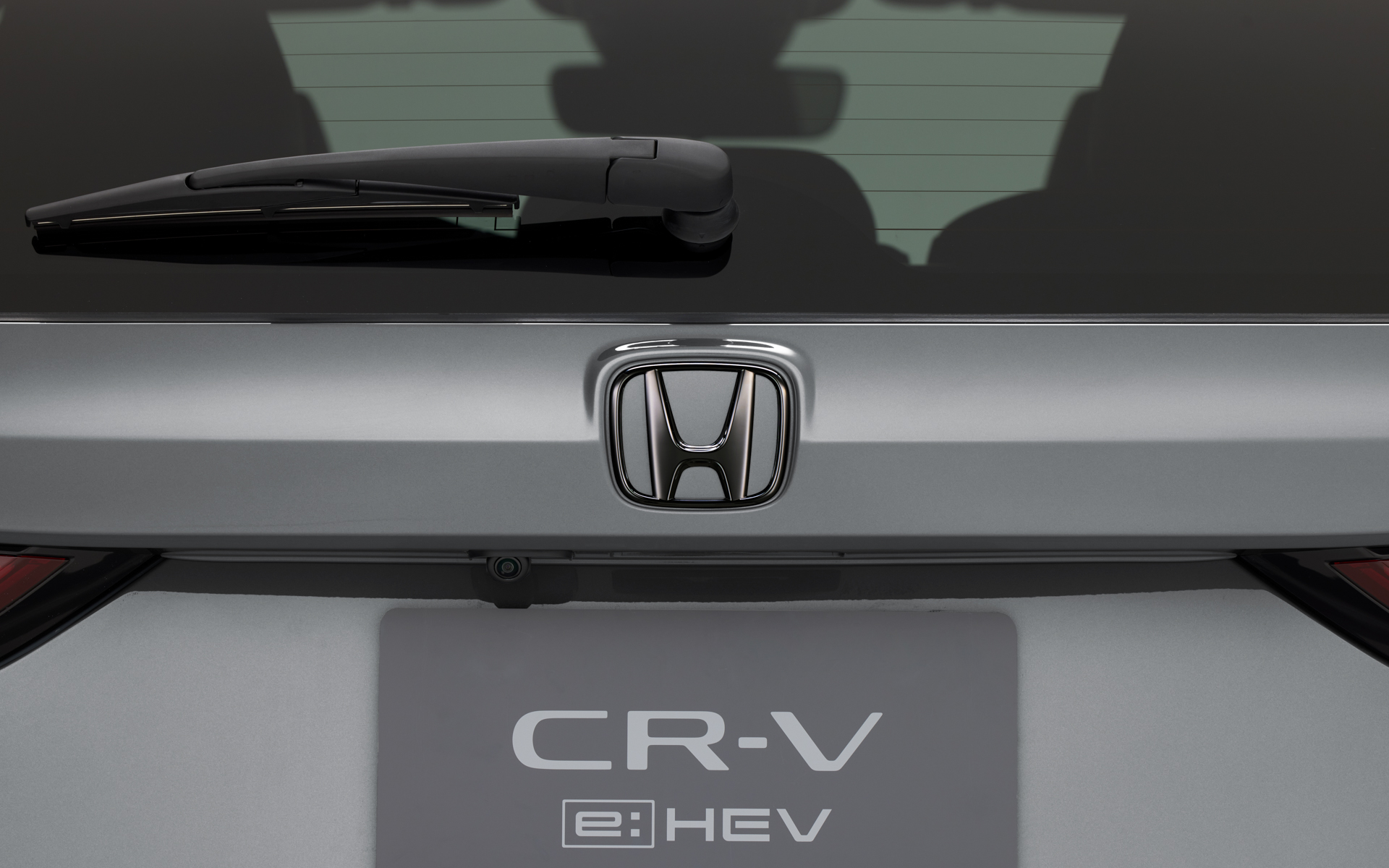 クロームブラックのHエンブレムはリアのみの設定