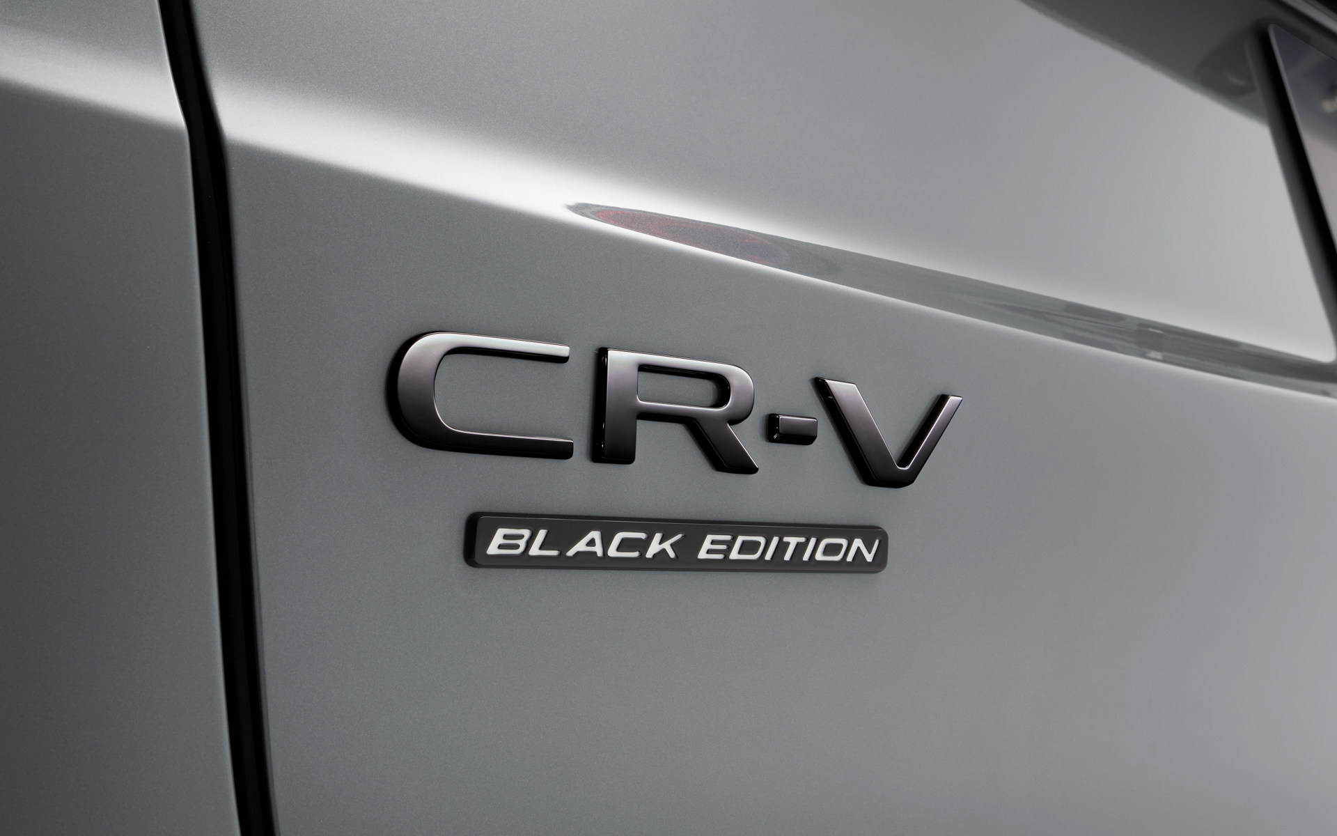 クロームブラックのエンブレムも設定