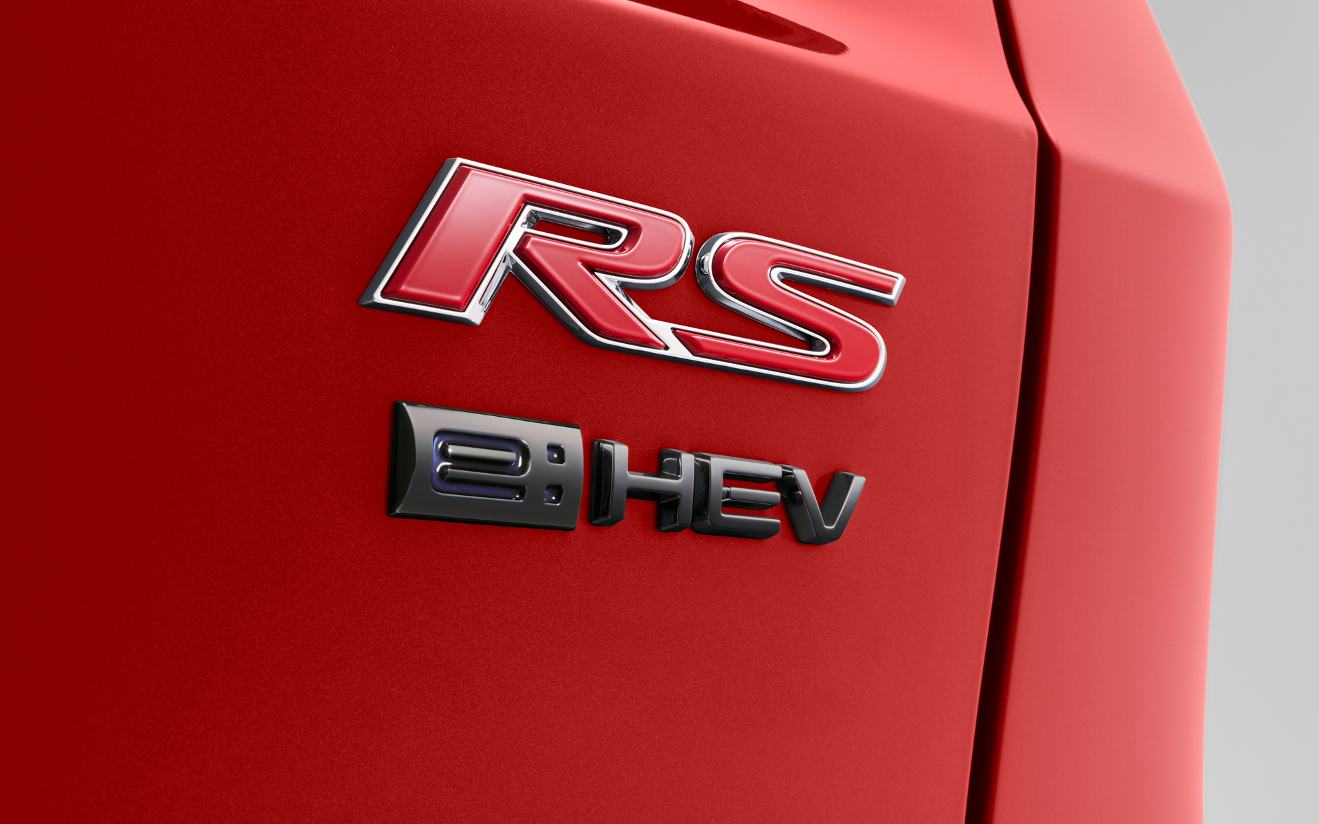 クロームブラックのエンブレムも設定