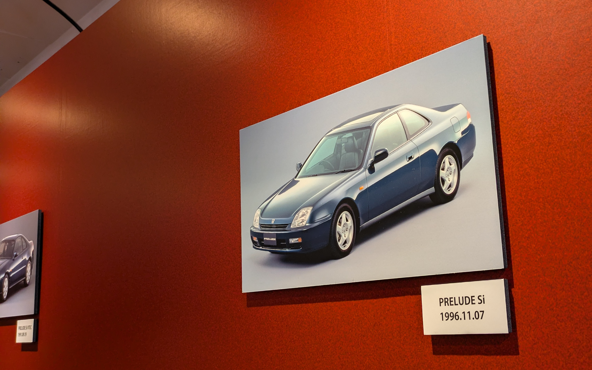 壁には歴代プレリュードの写真も飾られています